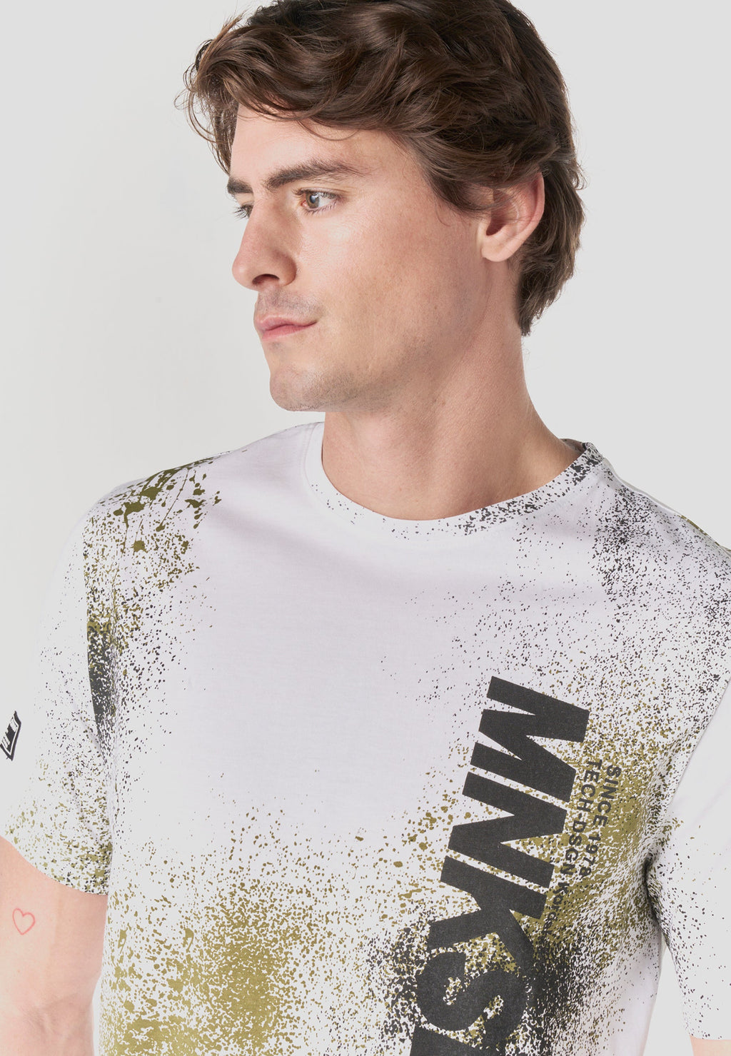 Camiseta Hombre Manga Corta Estampado Spray All-Over Blanca – Koroshi