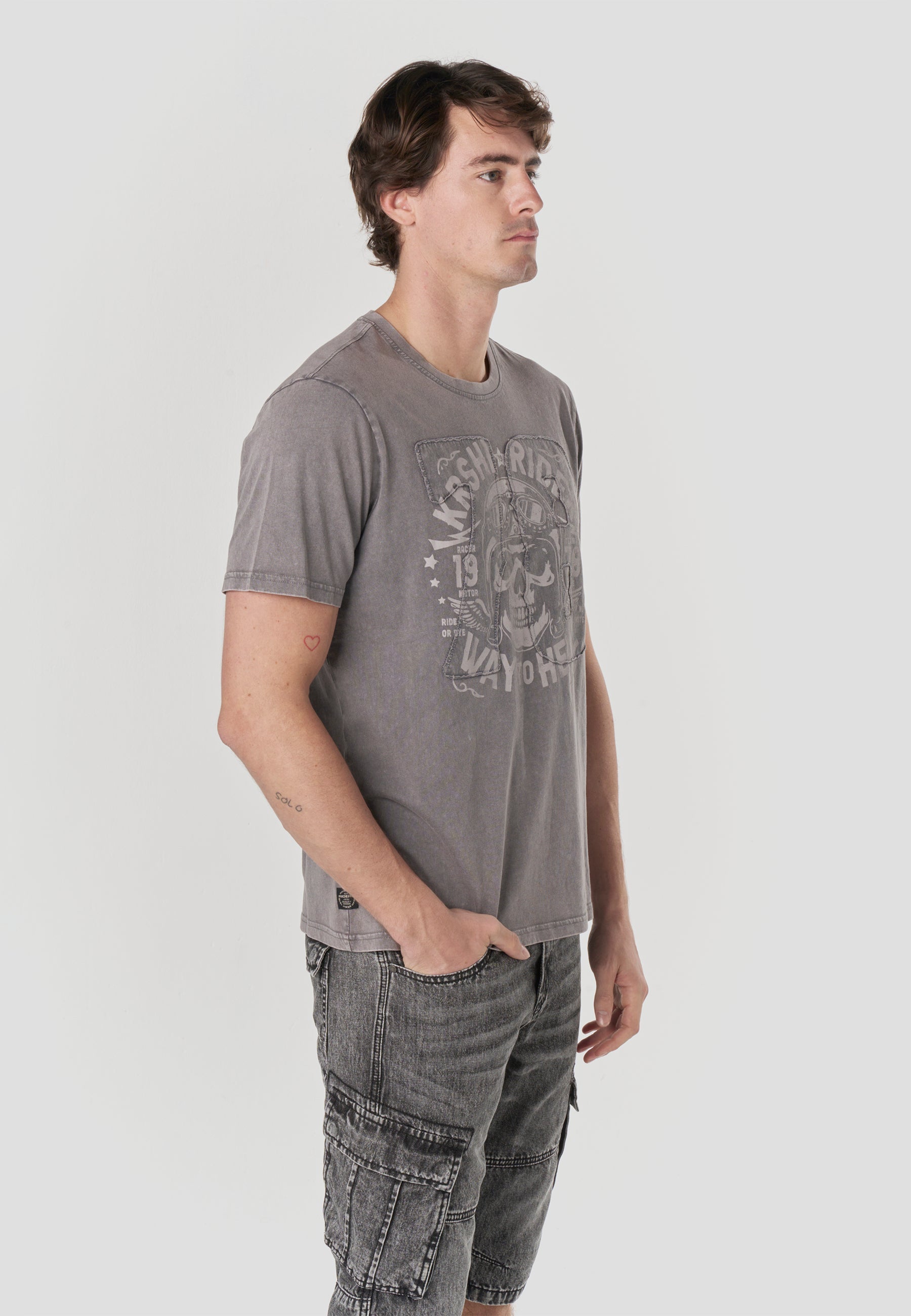 Camiseta Hombre Manga Corta Lavada Print Rider Gris – Koroshi