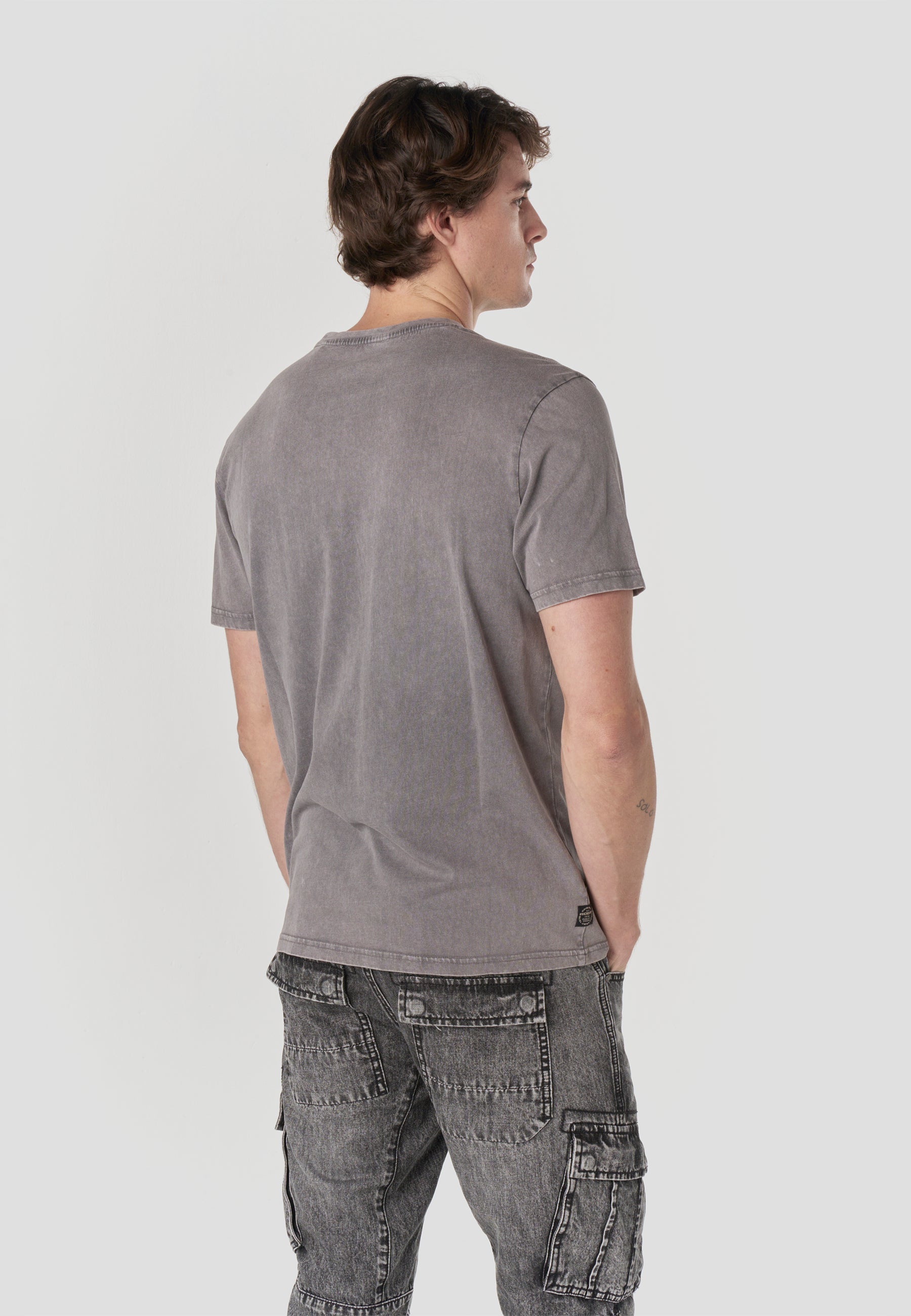 Camiseta Hombre Manga Corta Lavada Print Rider Gris – Koroshi