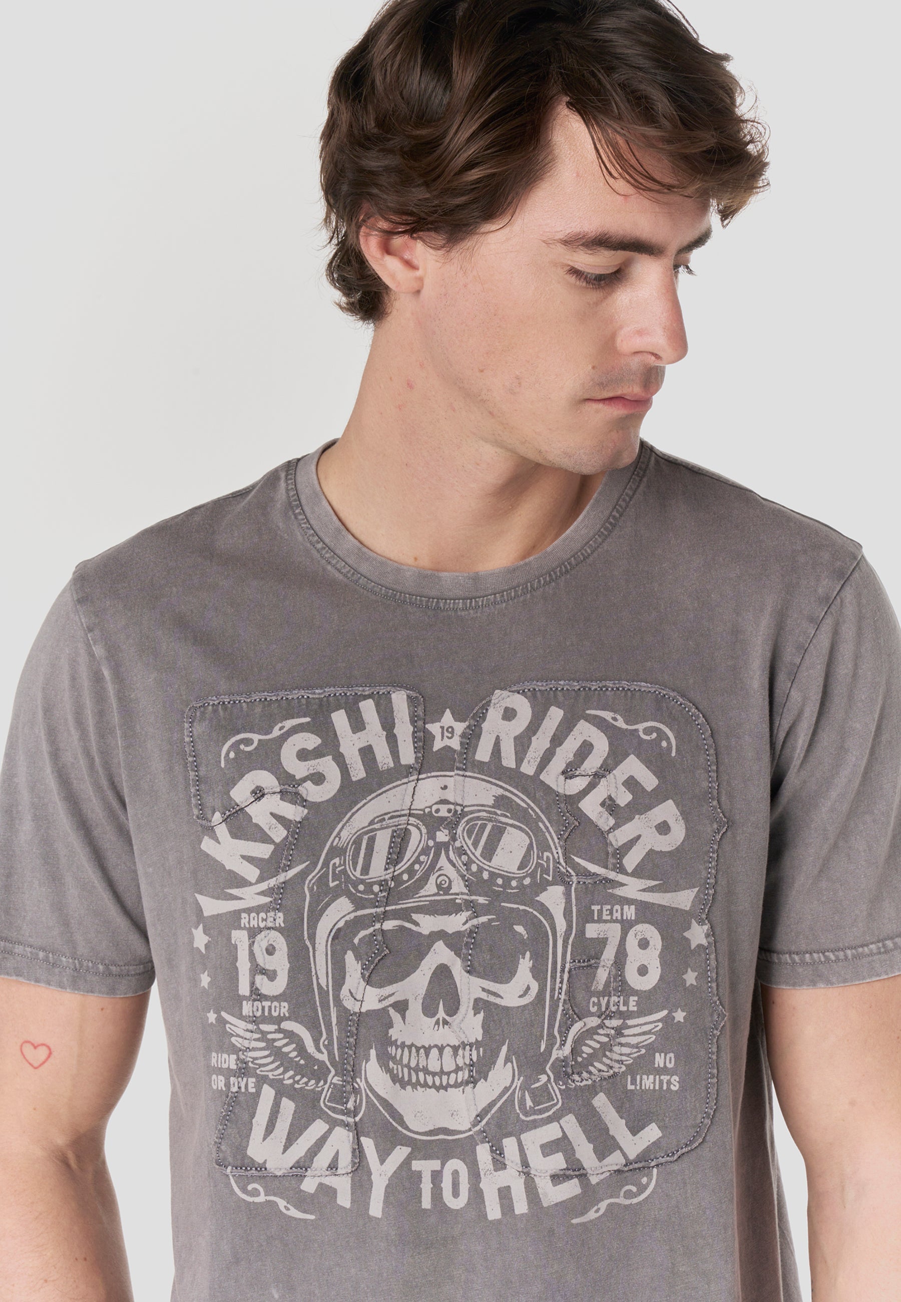 Camiseta Hombre Manga Corta Lavada Print Rider Gris – Koroshi