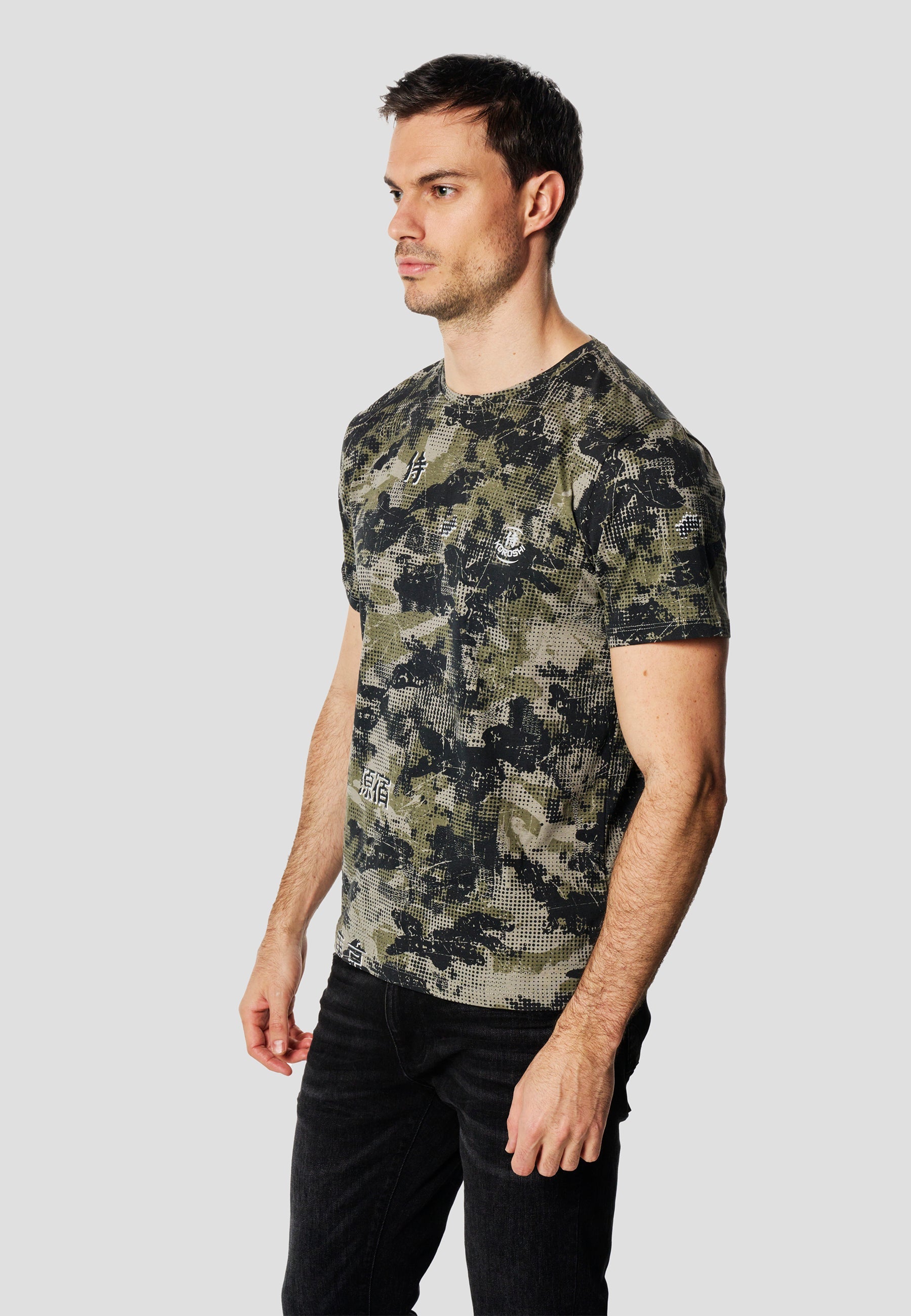 Camiseta Hombre Manga Corta Estampado Camuflaje Kaki – Koroshi