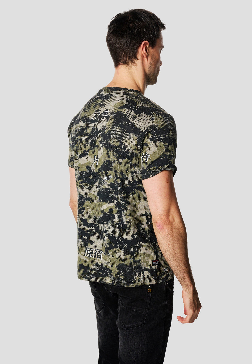 Camiseta Hombre Manga Corta Estampado Camuflaje Kaki – Koroshi