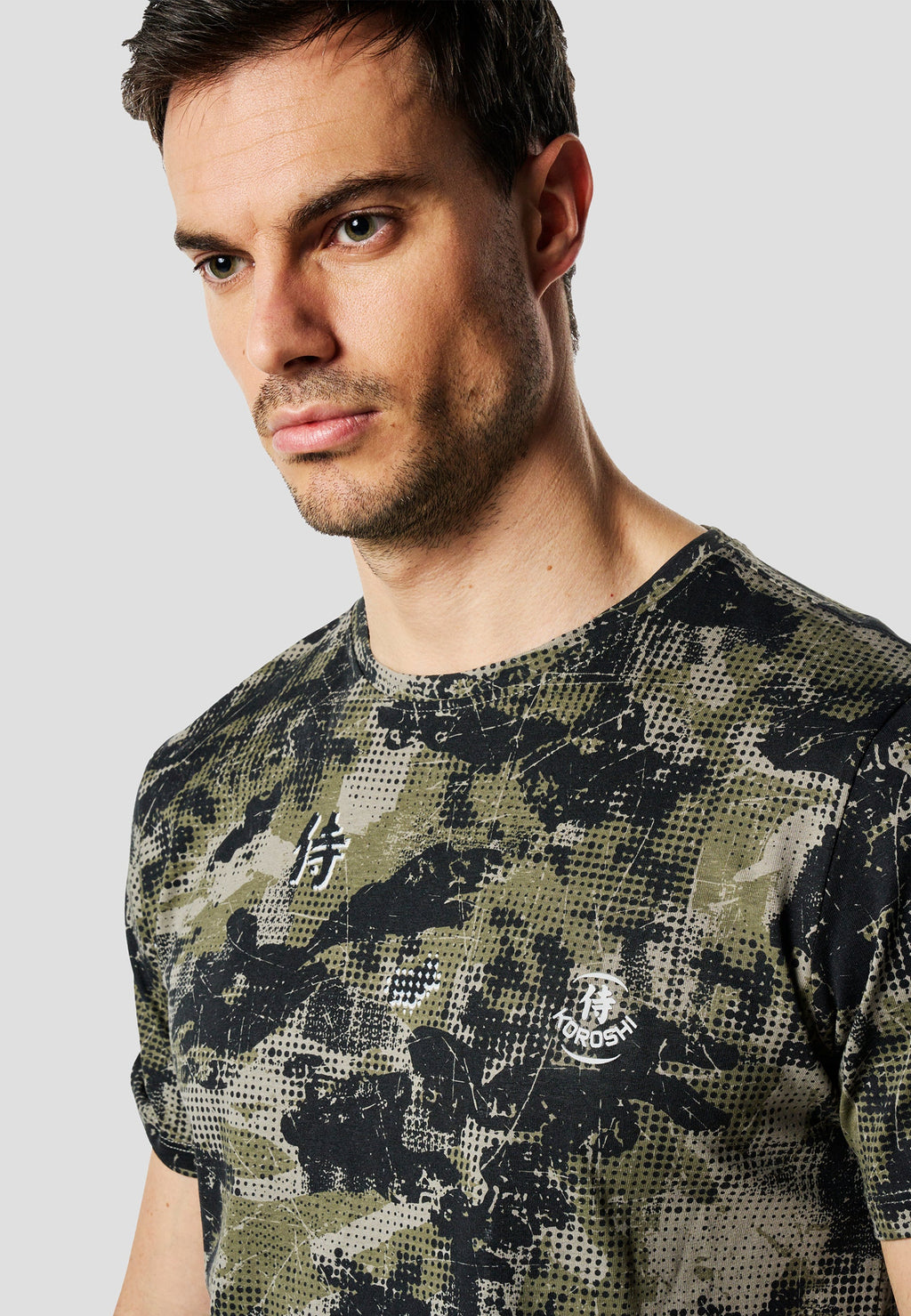 Camiseta Hombre Manga Corta Estampado Camuflaje Kaki – Koroshi