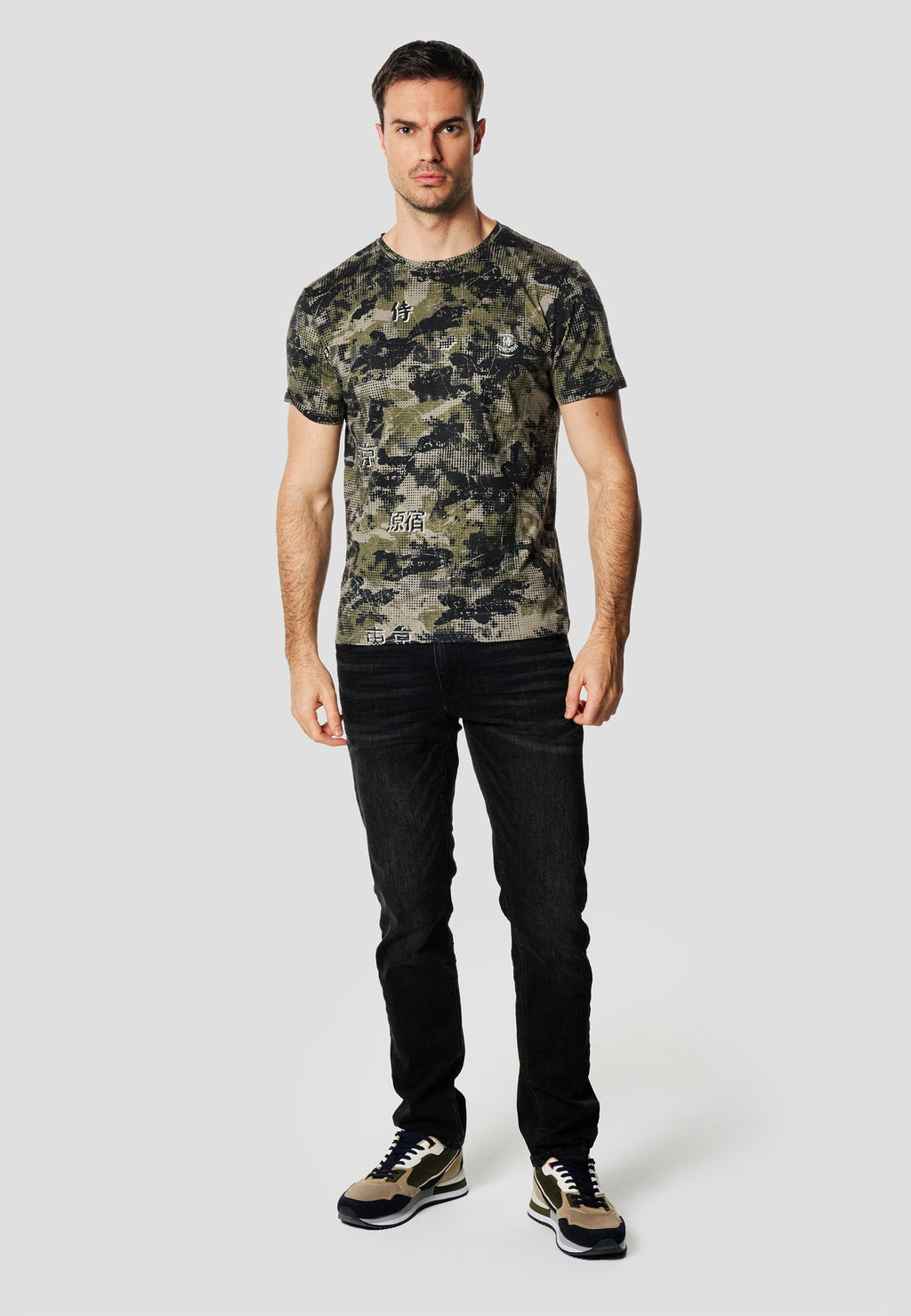 Camiseta Hombre Manga Corta Estampado Camuflaje Kaki – Koroshi