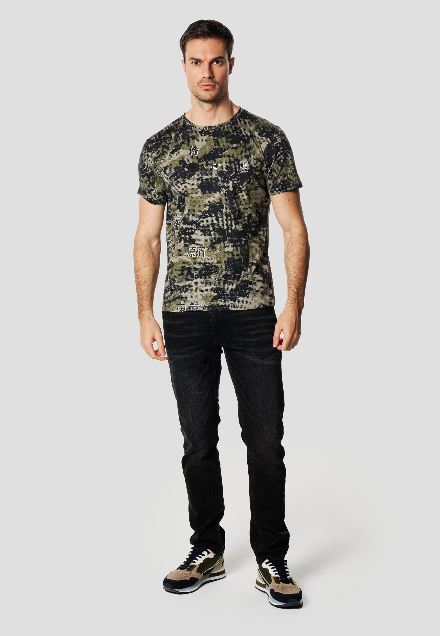 Camiseta Hombre Manga Corta Estampado Camuflaje Kaki – Koroshi