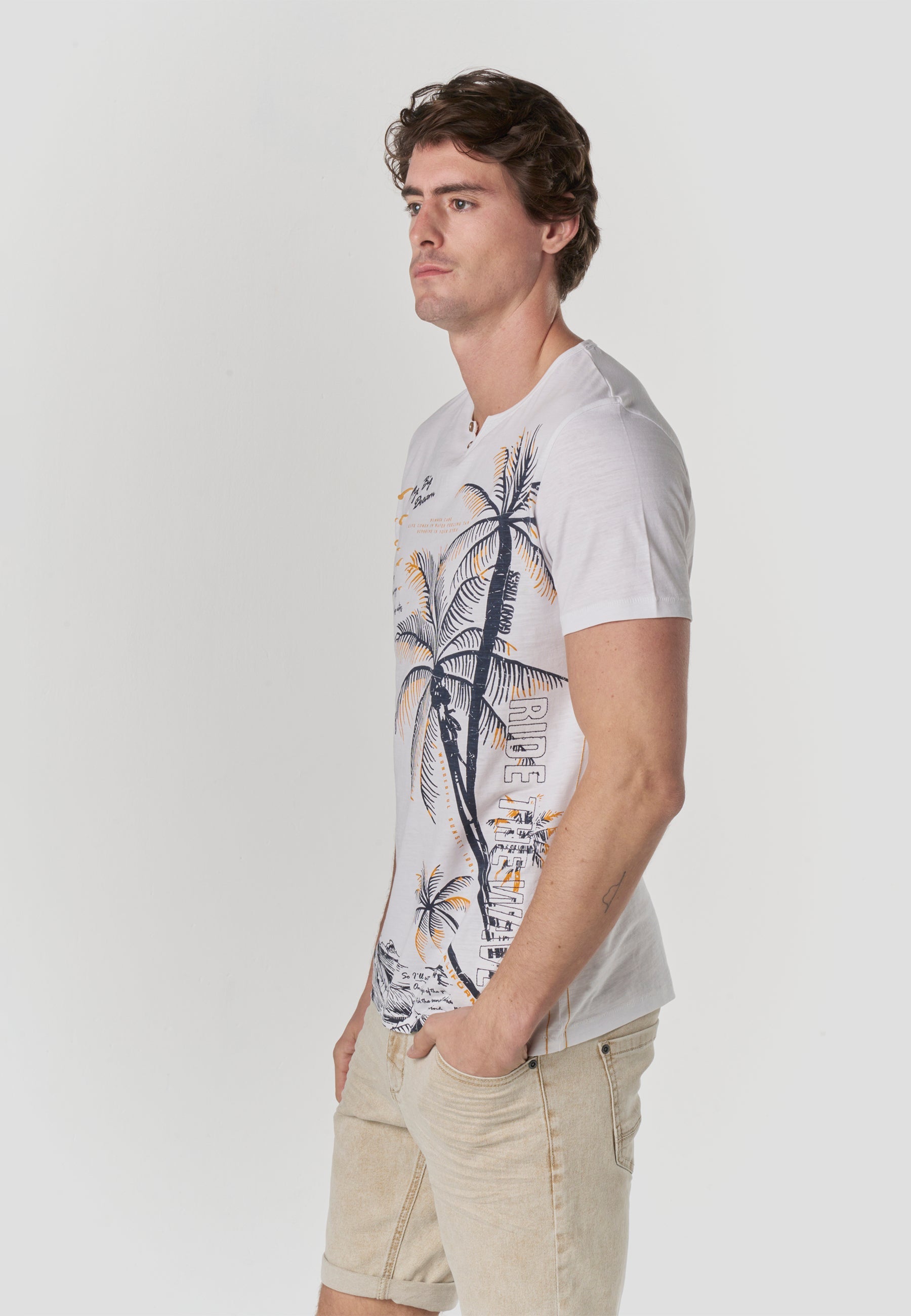 Camiseta Hombre Manga Corta Henley Estampado Tropical Cruda – Koroshi