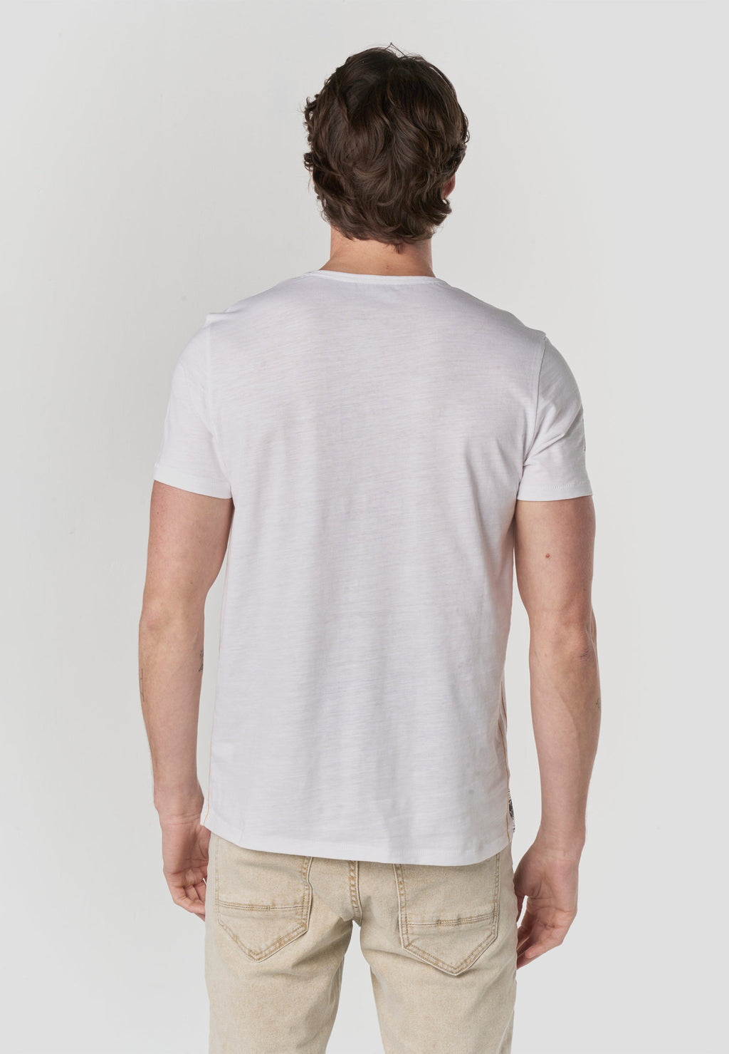Camiseta Hombre Manga Corta Henley Estampado Tropical Cruda – Koroshi