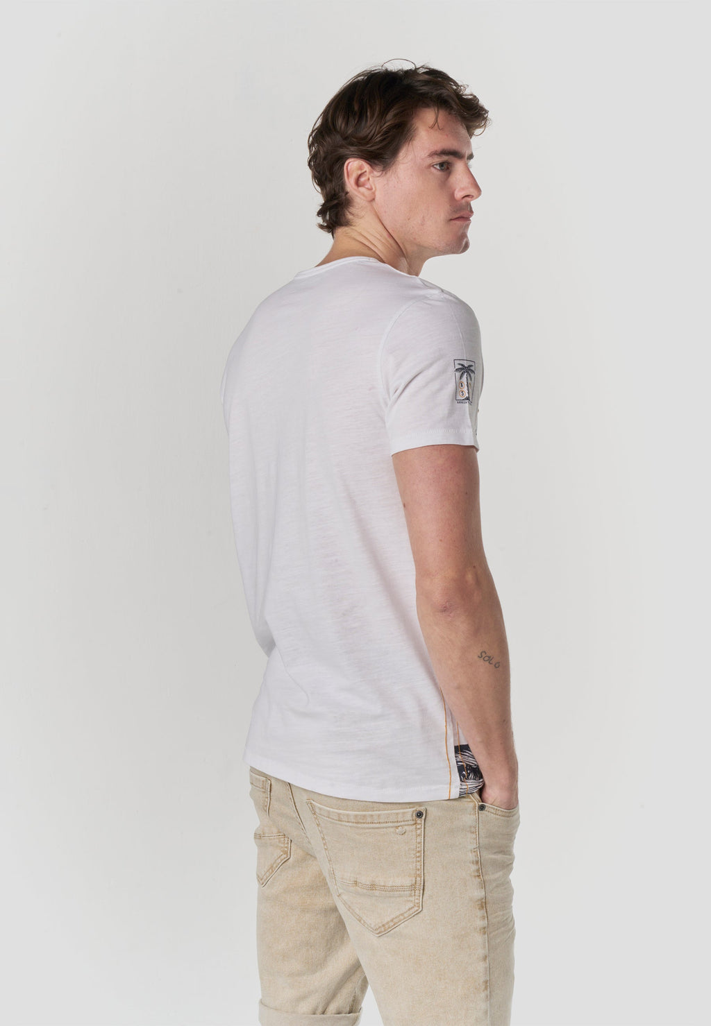 Camiseta Hombre Manga Corta Henley Estampado Tropical Cruda – Koroshi