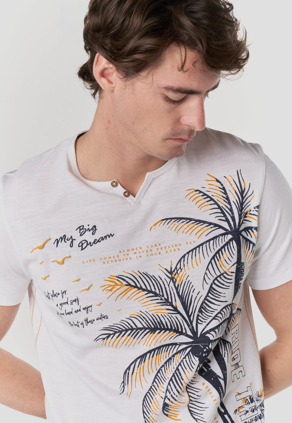 Camiseta Hombre Manga Corta Henley Estampado Tropical Cruda – Koroshi