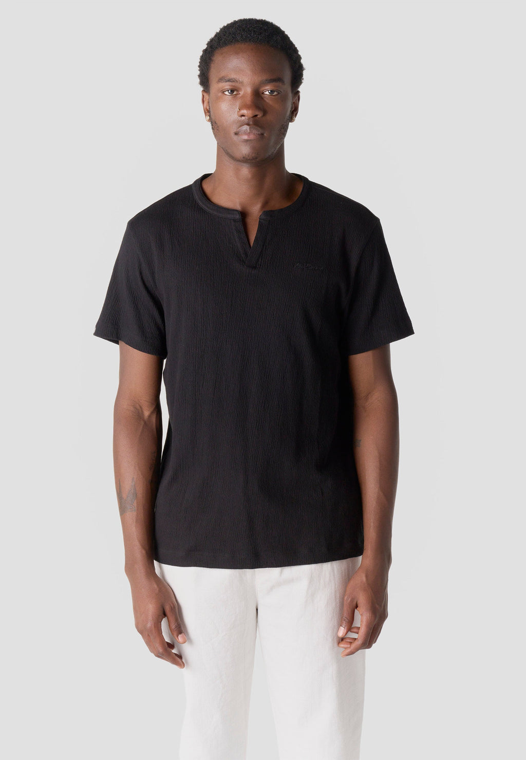 Camiseta Hombre Manga Corta Texturizada Cuello Abertura – Koroshi 2611MC65