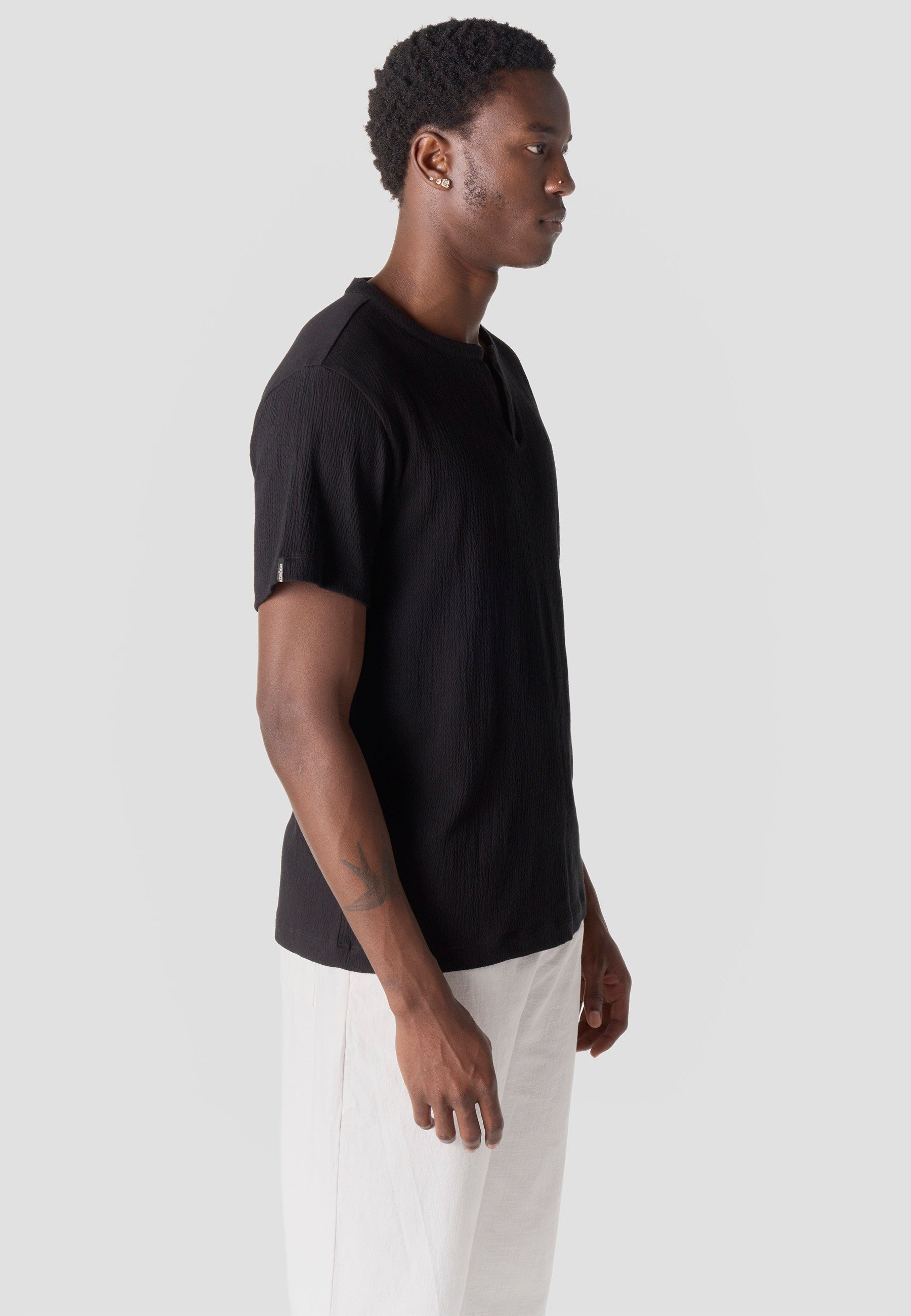 Camiseta Hombre Manga Corta Texturizada Cuello Abertura – Koroshi 2611MC65