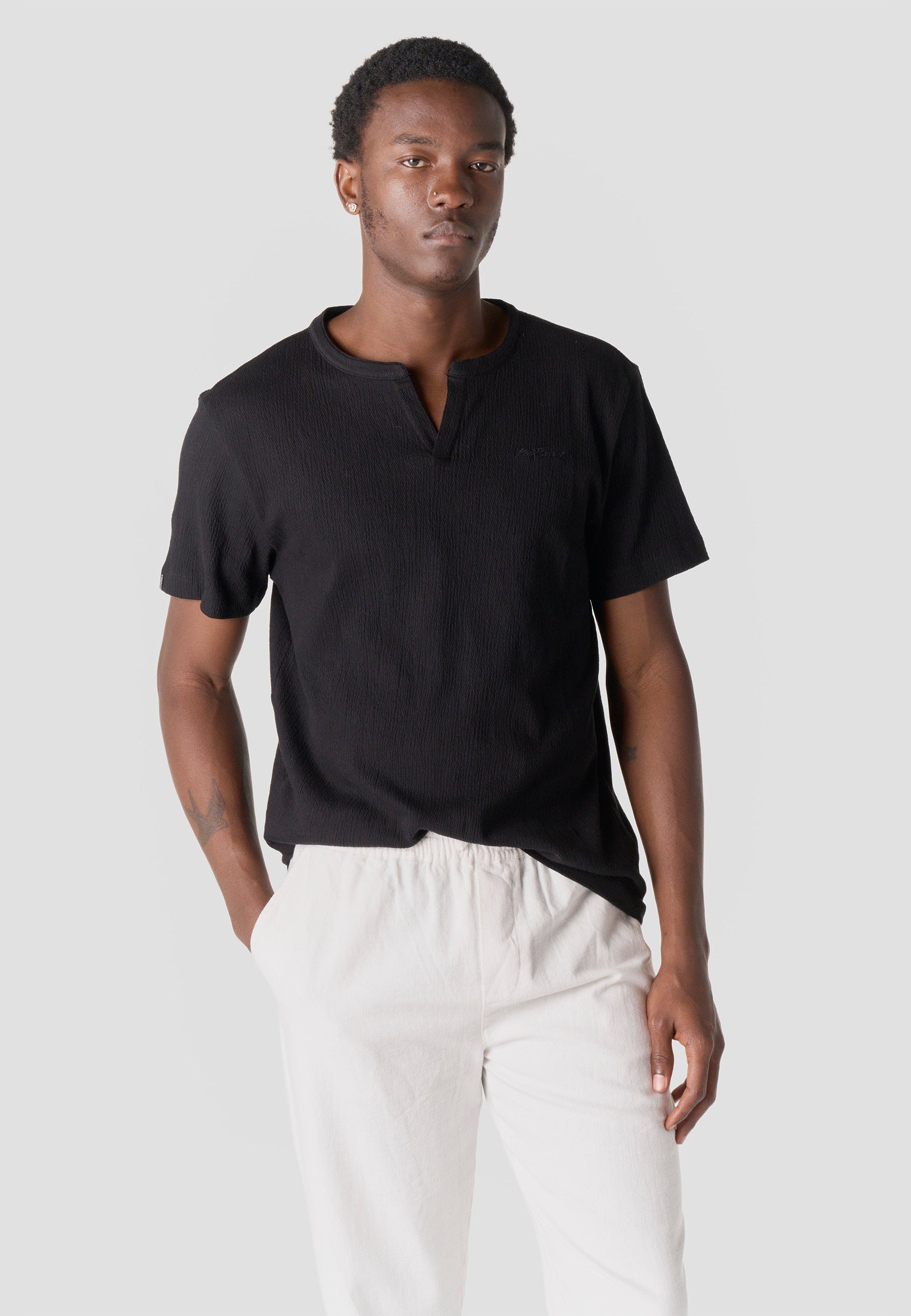 Camiseta Hombre Manga Corta Texturizada Cuello Abertura – Koroshi 2611MC65