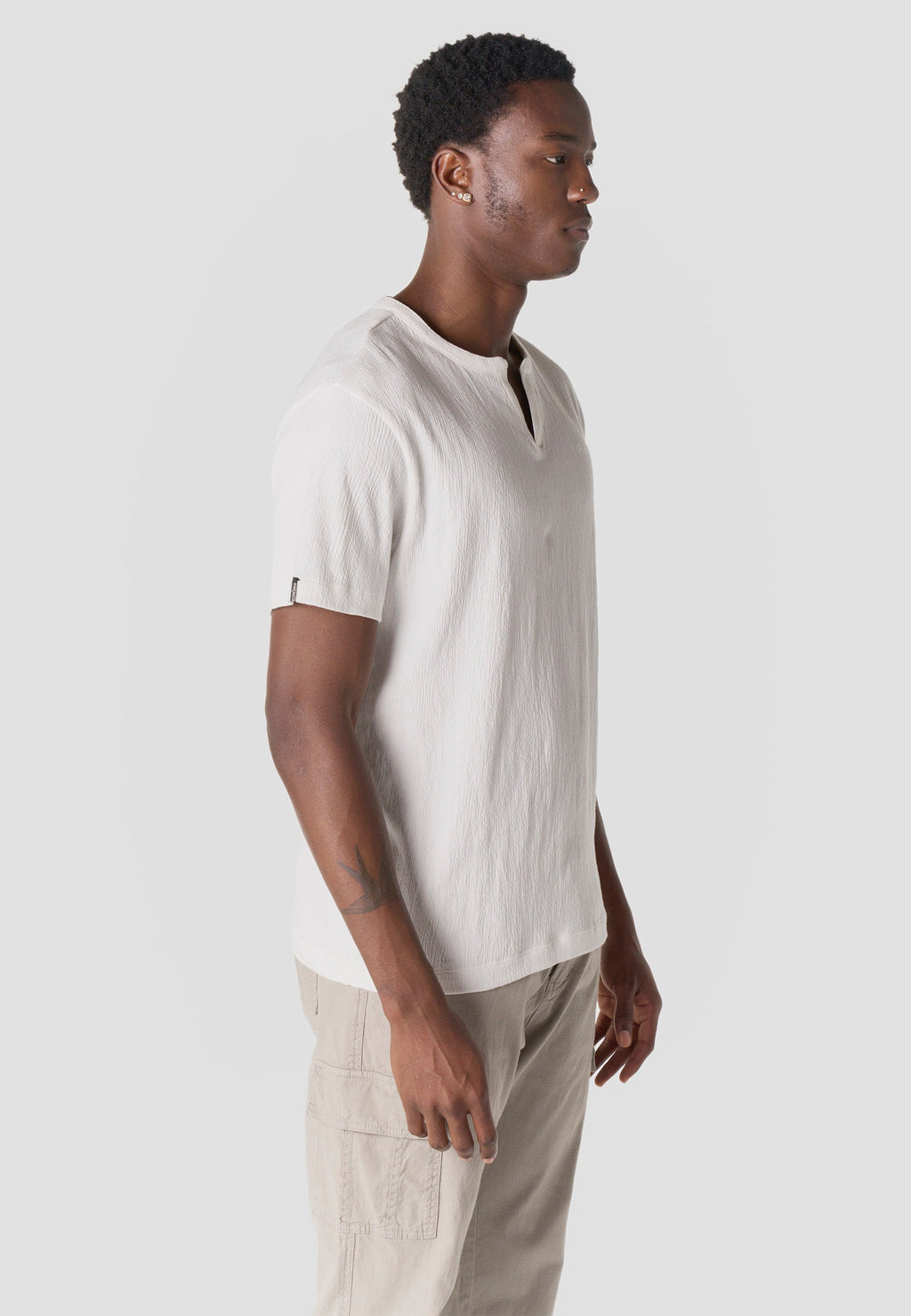 Camiseta Hombre Manga Corta Texturizada Cuello Abertura – Koroshi 2611MC65