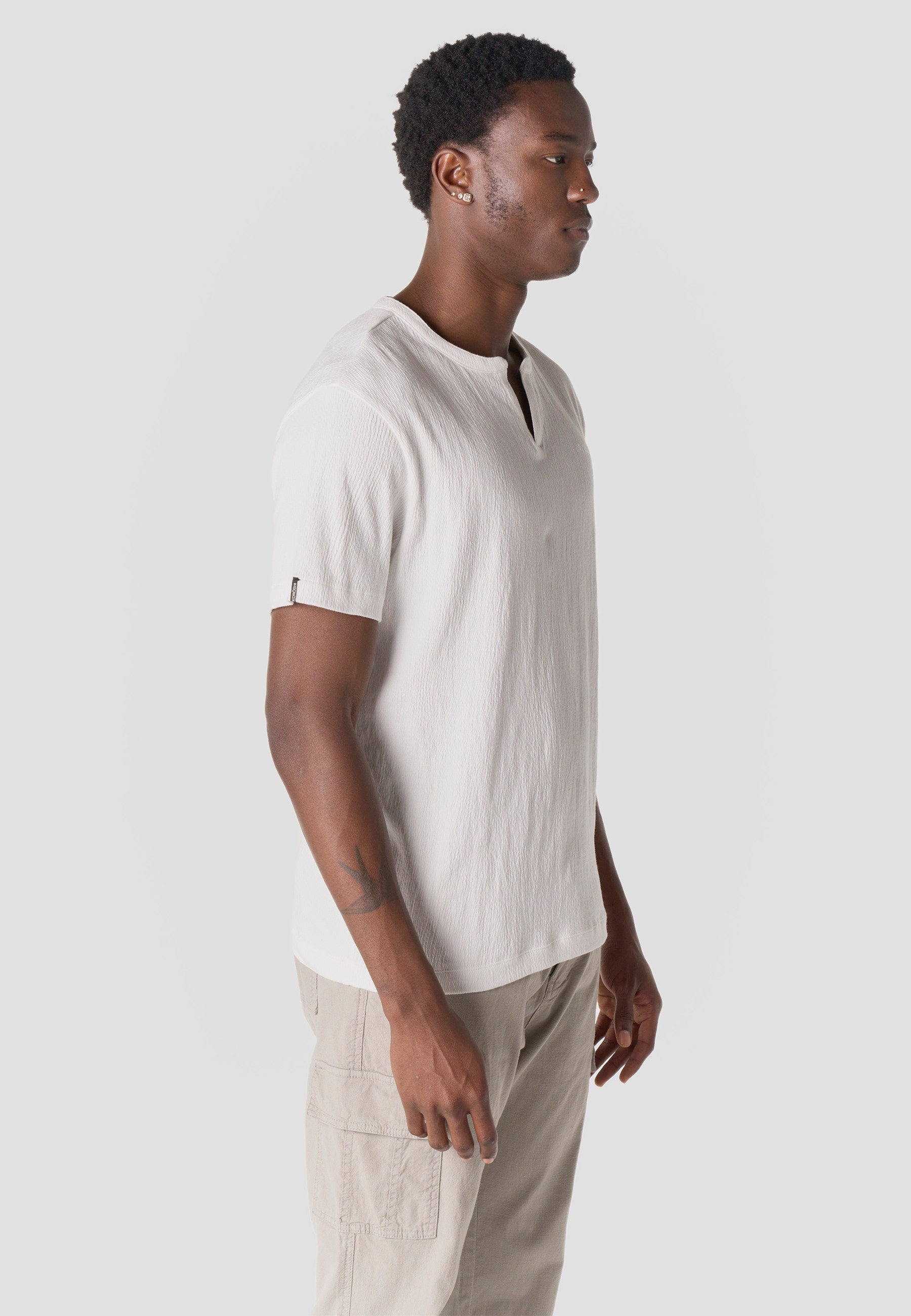 Camiseta Hombre Manga Corta Texturizada Cuello Abertura – Koroshi 2611MC65