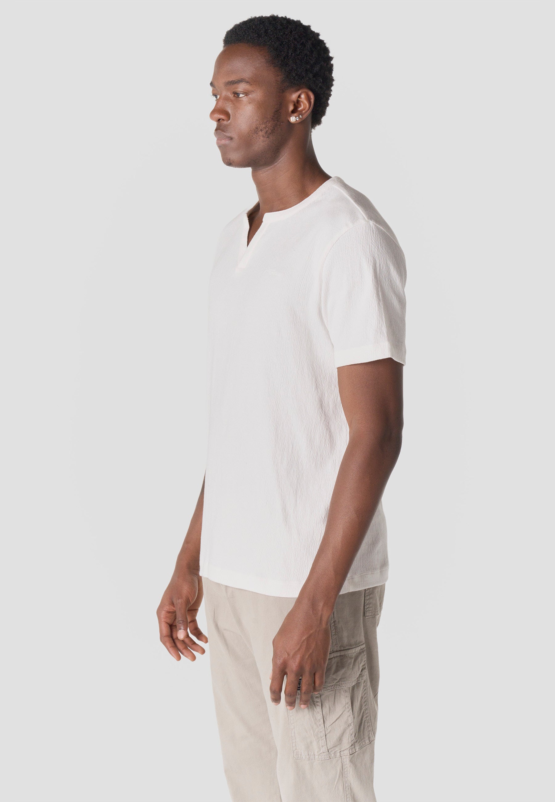 Camiseta Hombre Manga Corta Texturizada Cuello Abertura – Koroshi 2611MC65