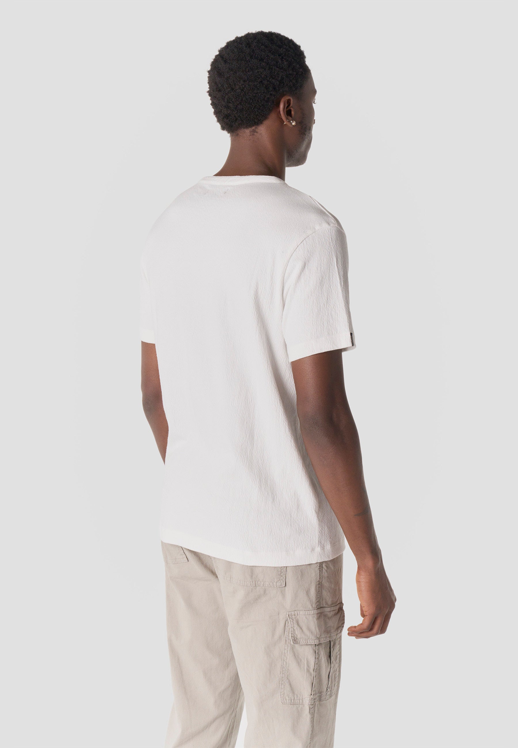 Camiseta Hombre Manga Corta Texturizada Cuello Abertura – Koroshi 2611MC65