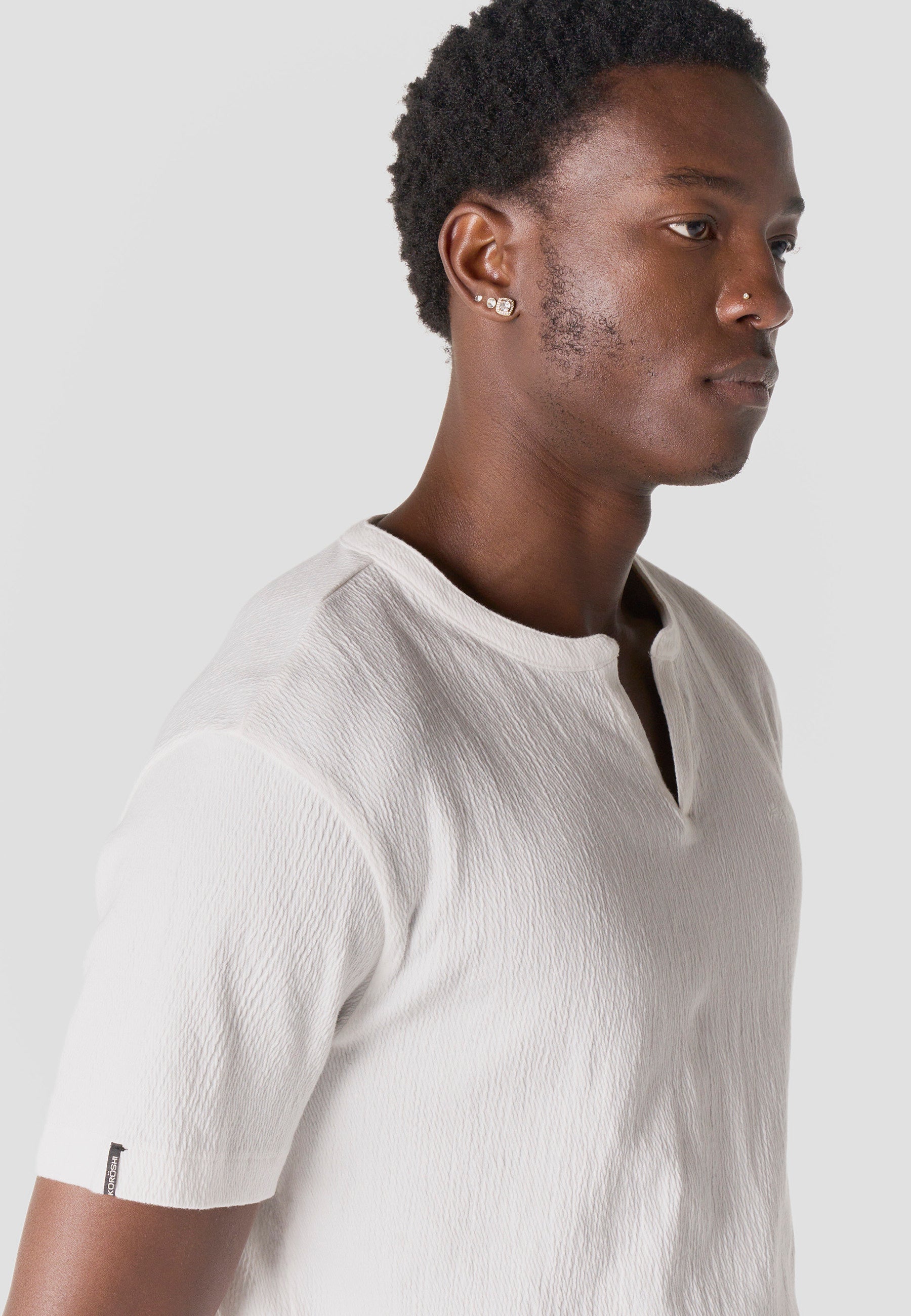 Camiseta Hombre Manga Corta Texturizada Cuello Abertura – Koroshi 2611MC65