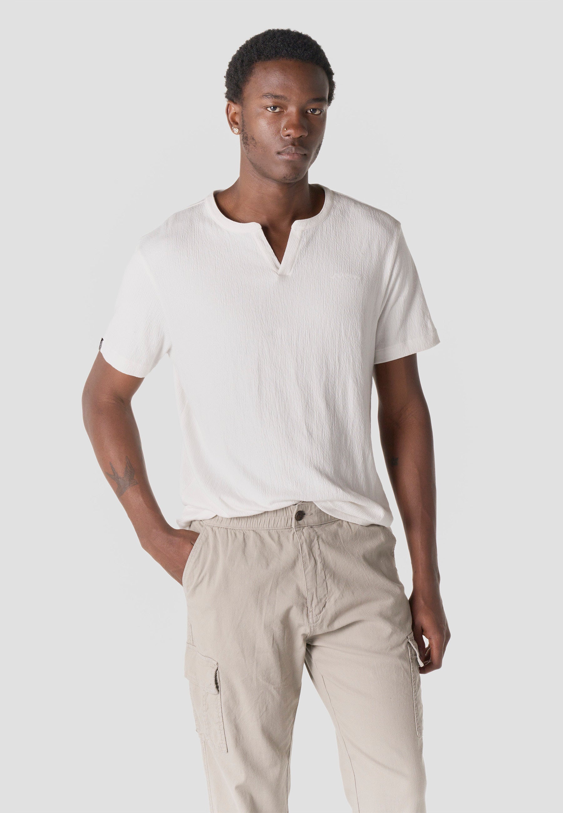 Camiseta Hombre Manga Corta Texturizada Cuello Abertura – Koroshi 2611MC65