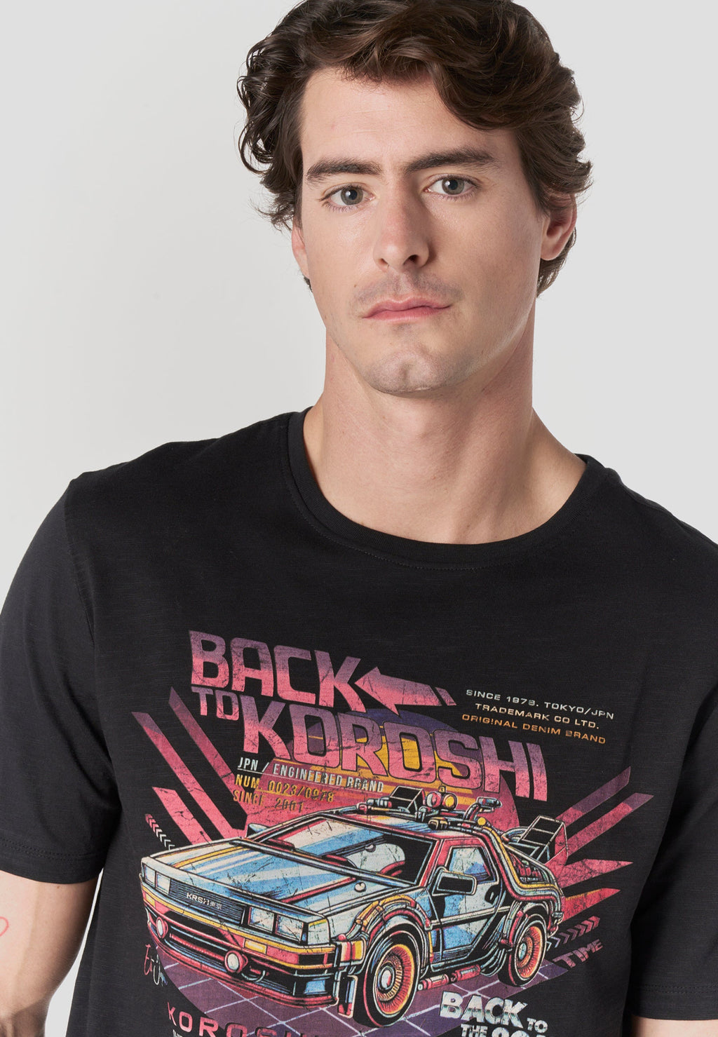 Camiseta Hombre Manga Corta Print Retro 80s Negra – Koroshi