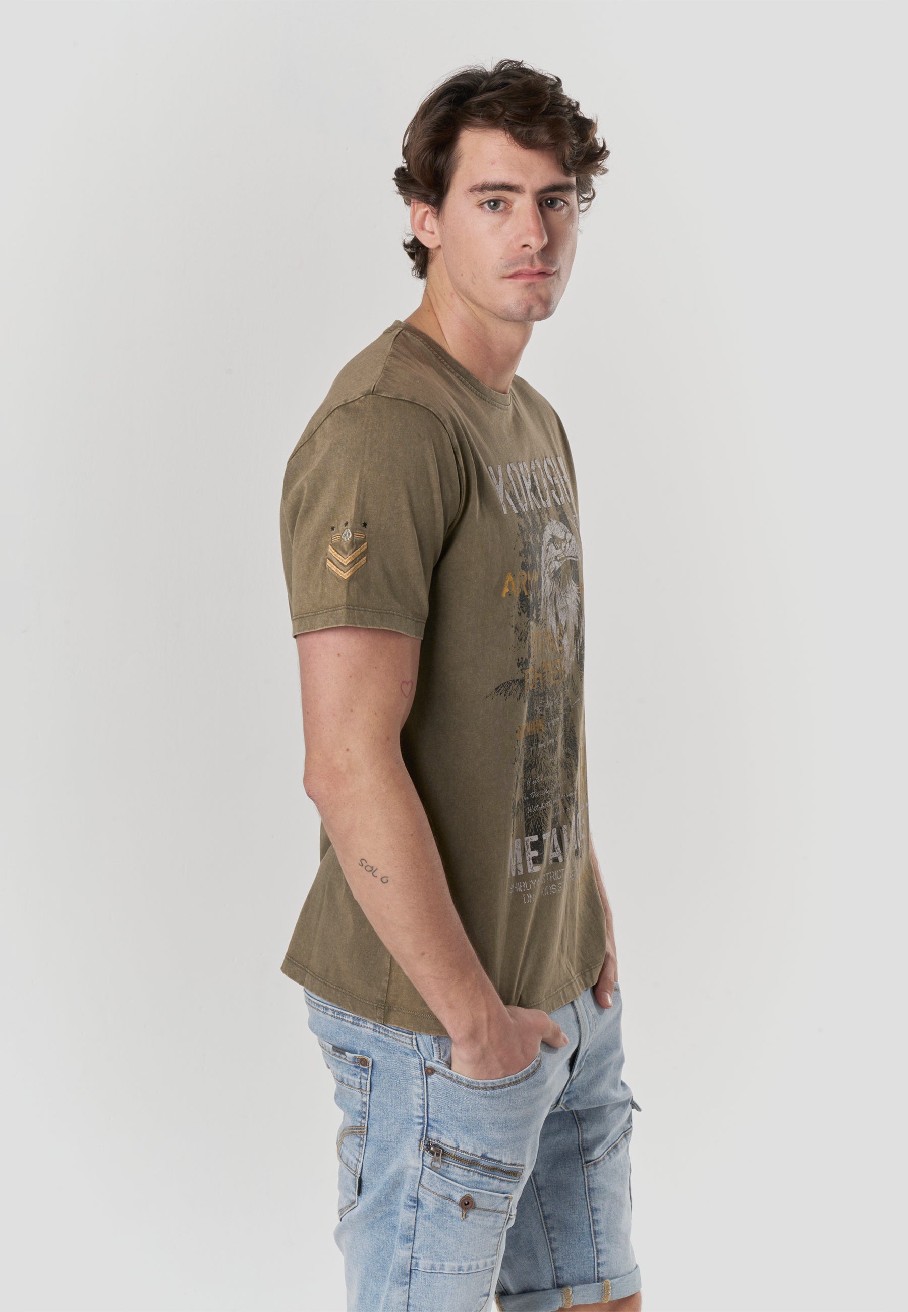 Camiseta Hombre Manga Corta Lavada Print Águila Army Kaki – Koroshi
