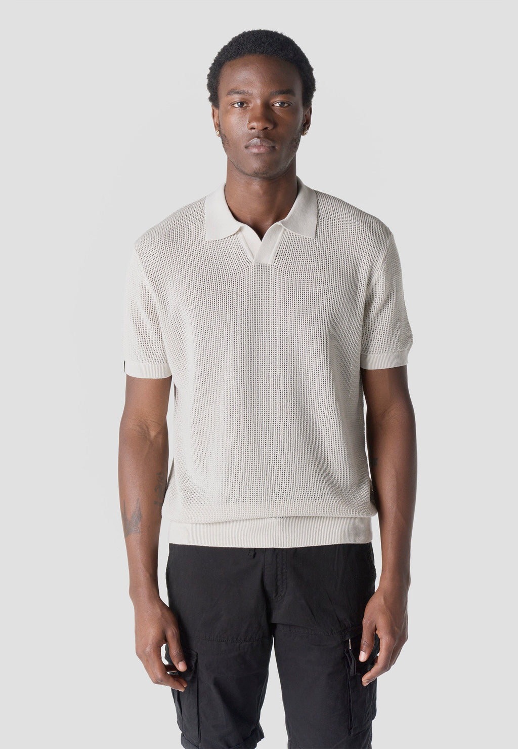 Polo Hombre Manga Corta Punto Calado Cuello Abierto Piedra – Koroshi