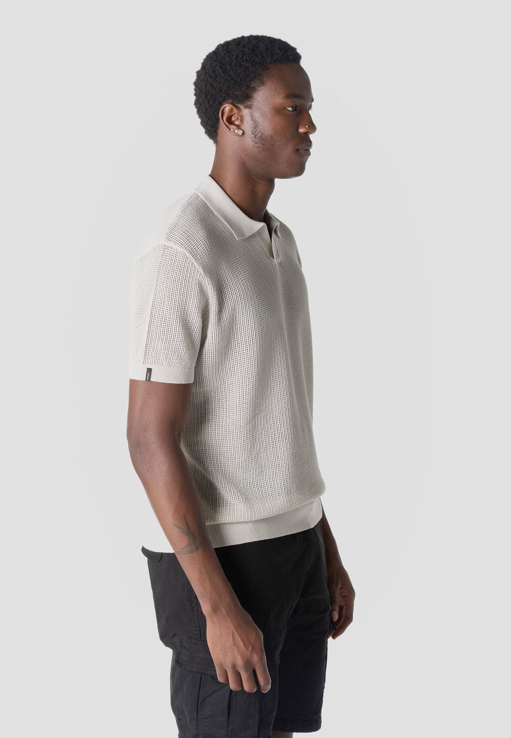 Polo Hombre Manga Corta Punto Calado Cuello Abierto Piedra – Koroshi