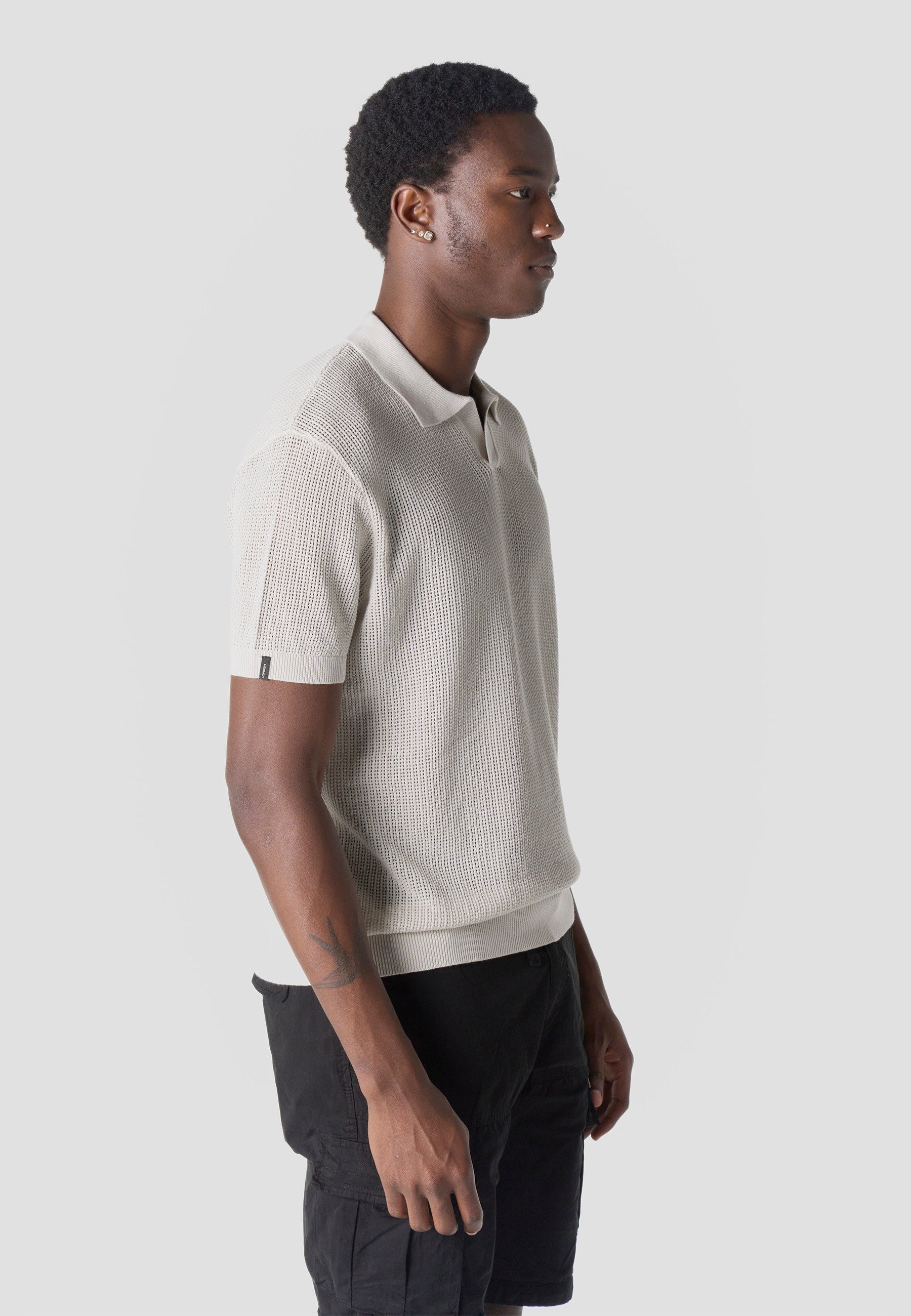 Polo Hombre Manga Corta Punto Calado Cuello Abierto Piedra – Koroshi
