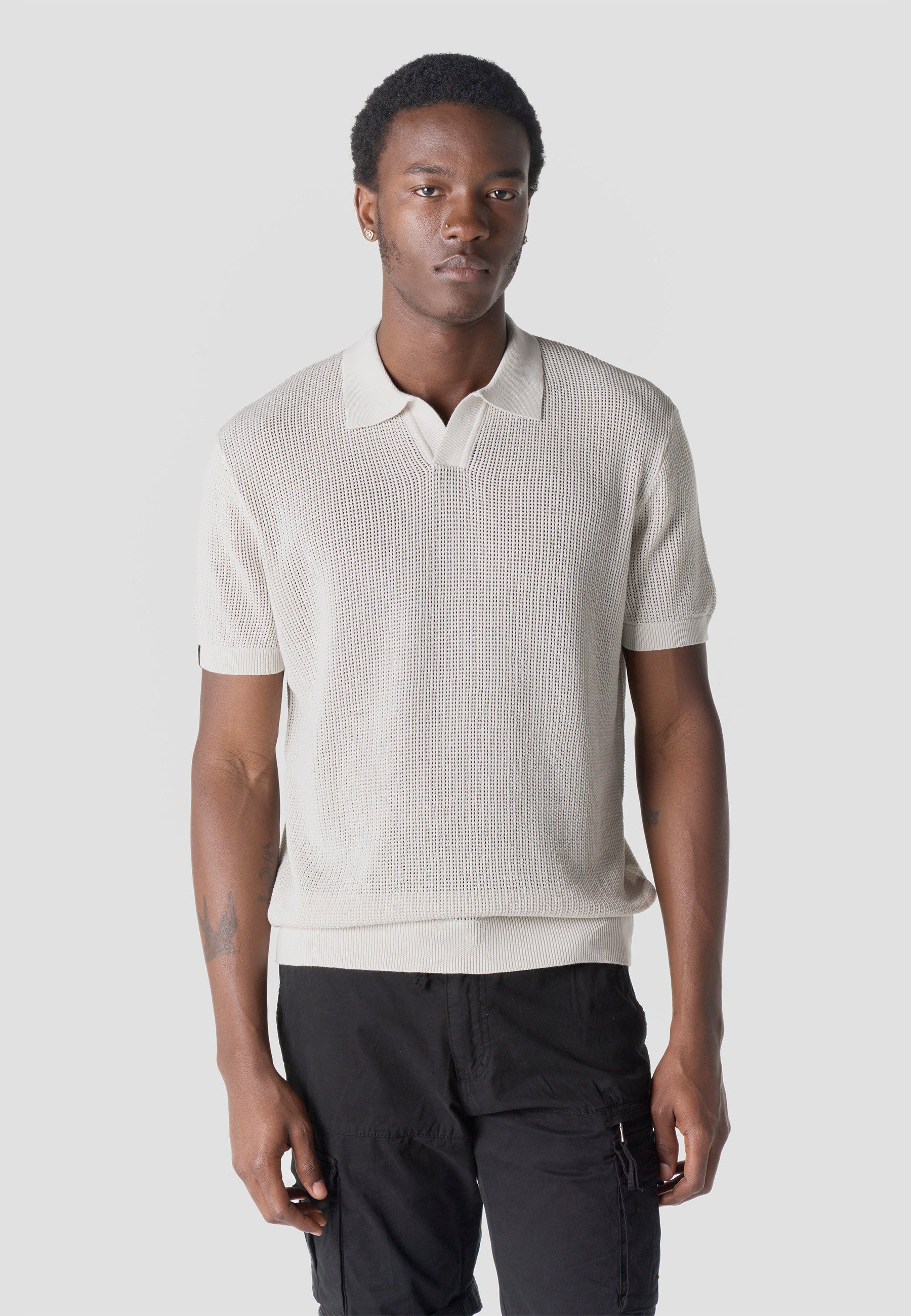Polo Hombre Manga Corta Punto Calado Cuello Abierto Piedra – Koroshi