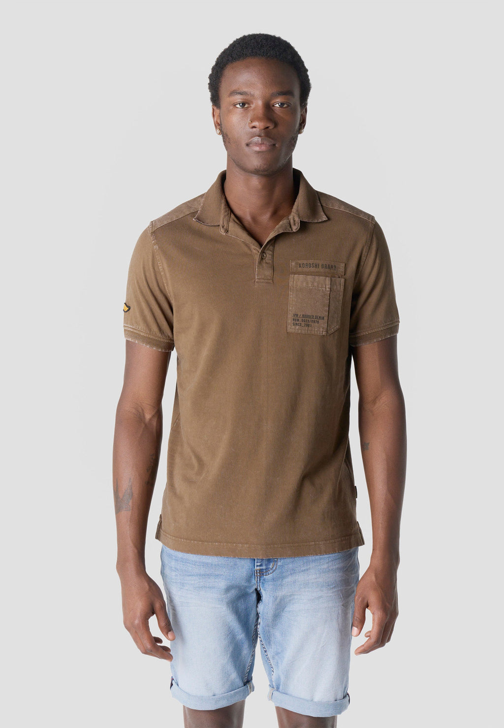 Polo Hombre Manga Corta Algodón Lavado con Bolsillo Marrón – Koroshi