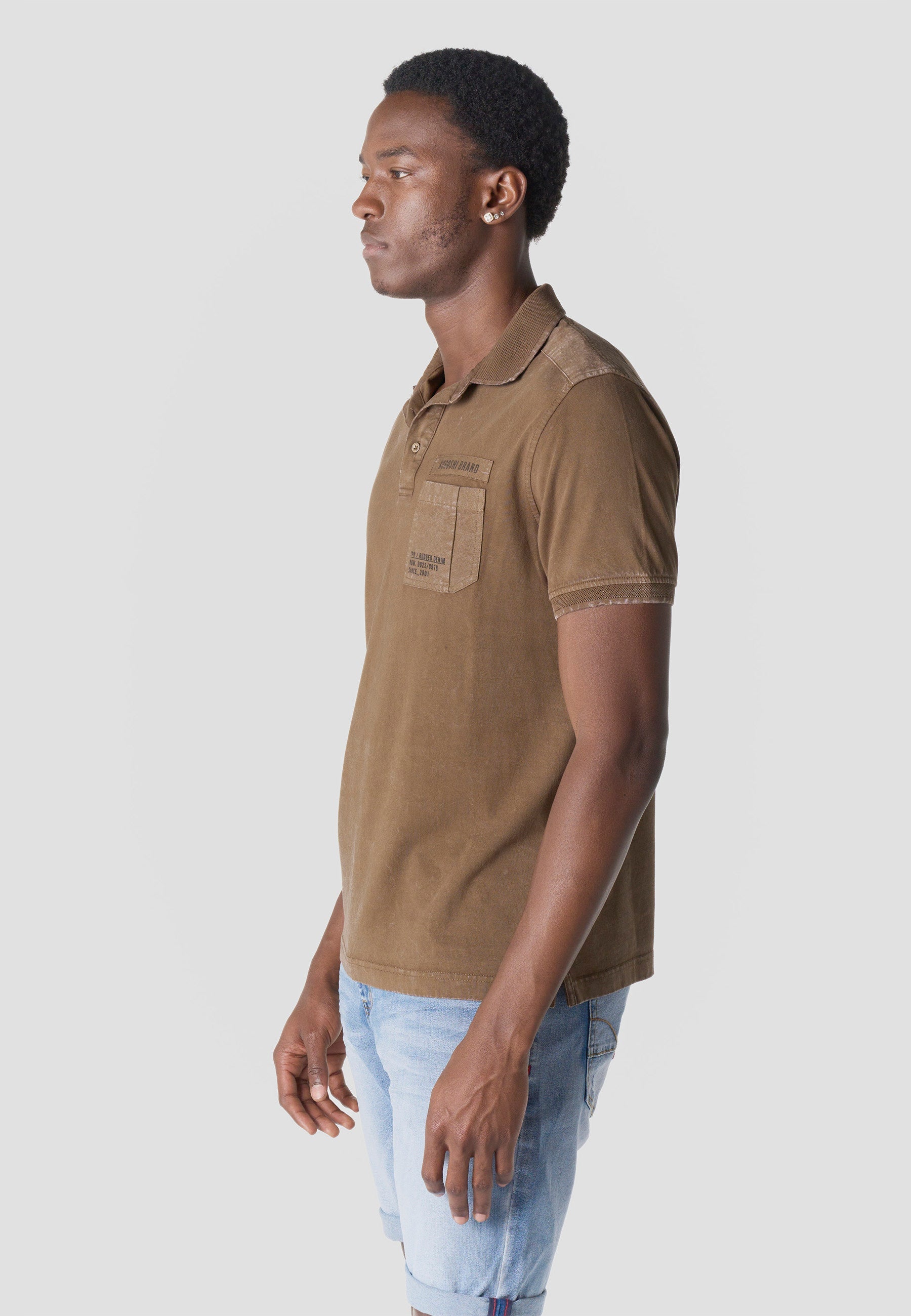 Polo Hombre Manga Corta Algodón Lavado con Bolsillo Marrón – Koroshi