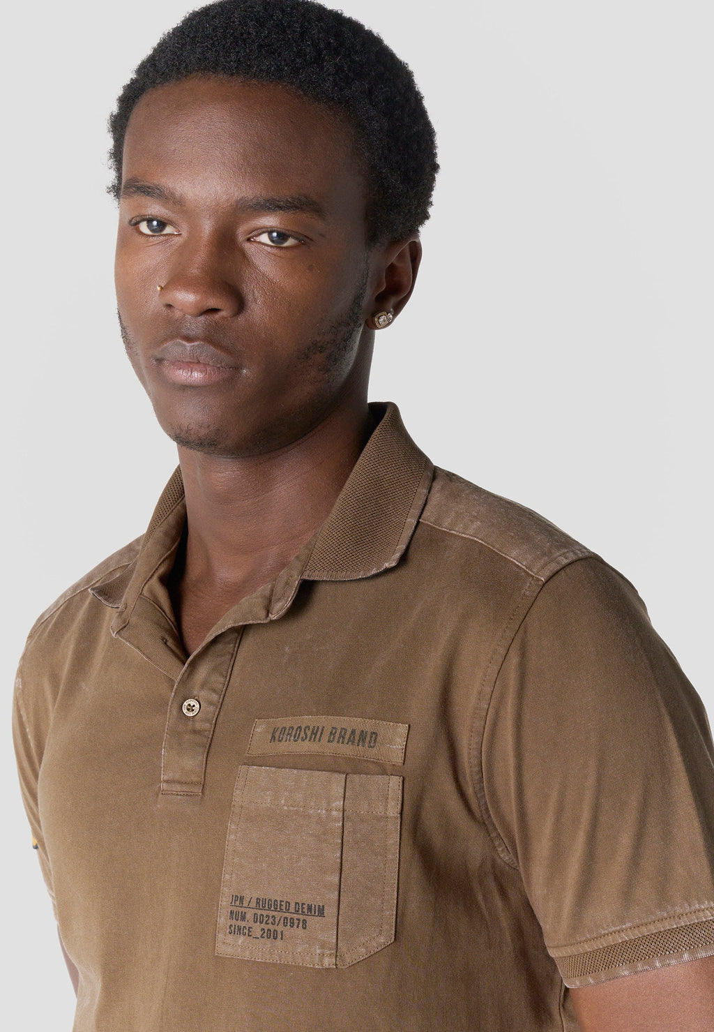 Polo Hombre Manga Corta Algodón Lavado con Bolsillo Marrón – Koroshi