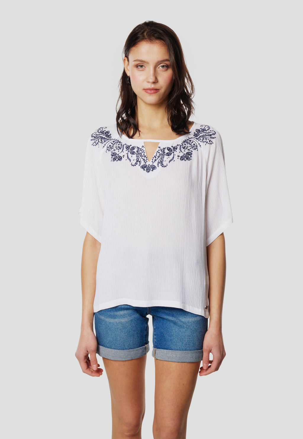 Blusa Mujer Manga Corta Escote con Bordado Floral – Koroshi 2612BL13