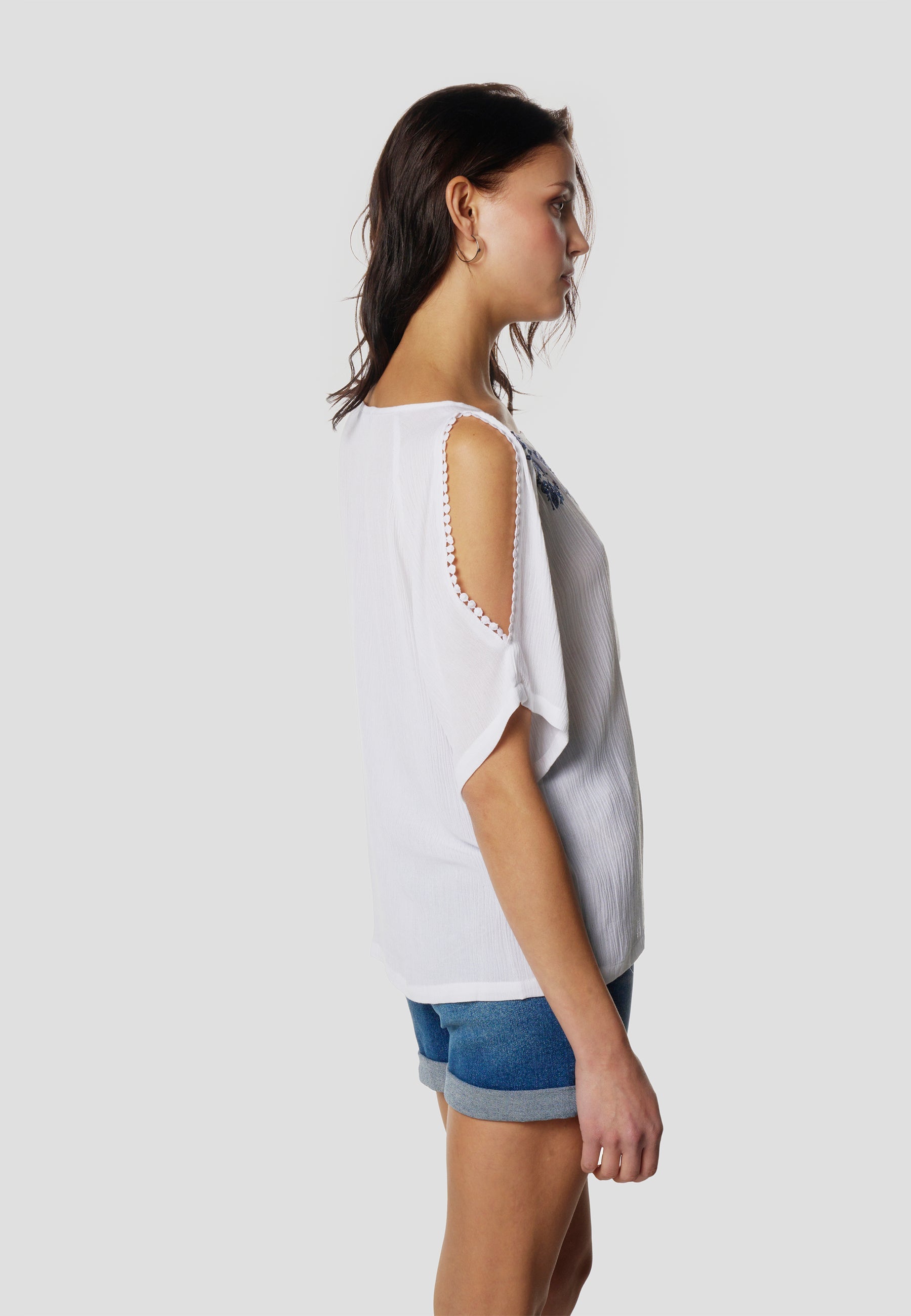 Blusa Mujer Manga Corta Escote con Bordado Floral – Koroshi 2612BL13