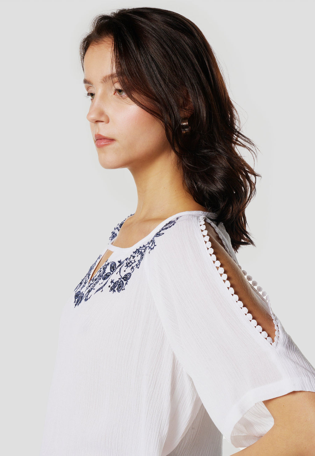 Blusa Mujer Manga Corta Escote con Bordado Floral – Koroshi 2612BL13
