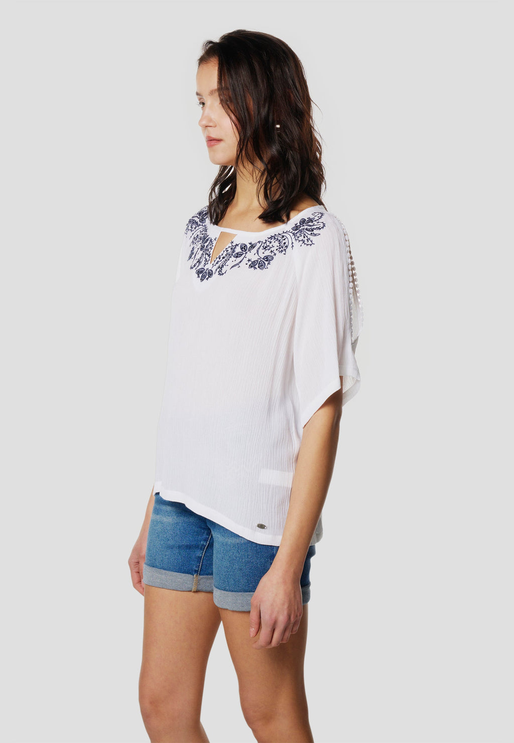 Blusa Mujer Manga Corta Escote con Bordado Floral – Koroshi 2612BL13