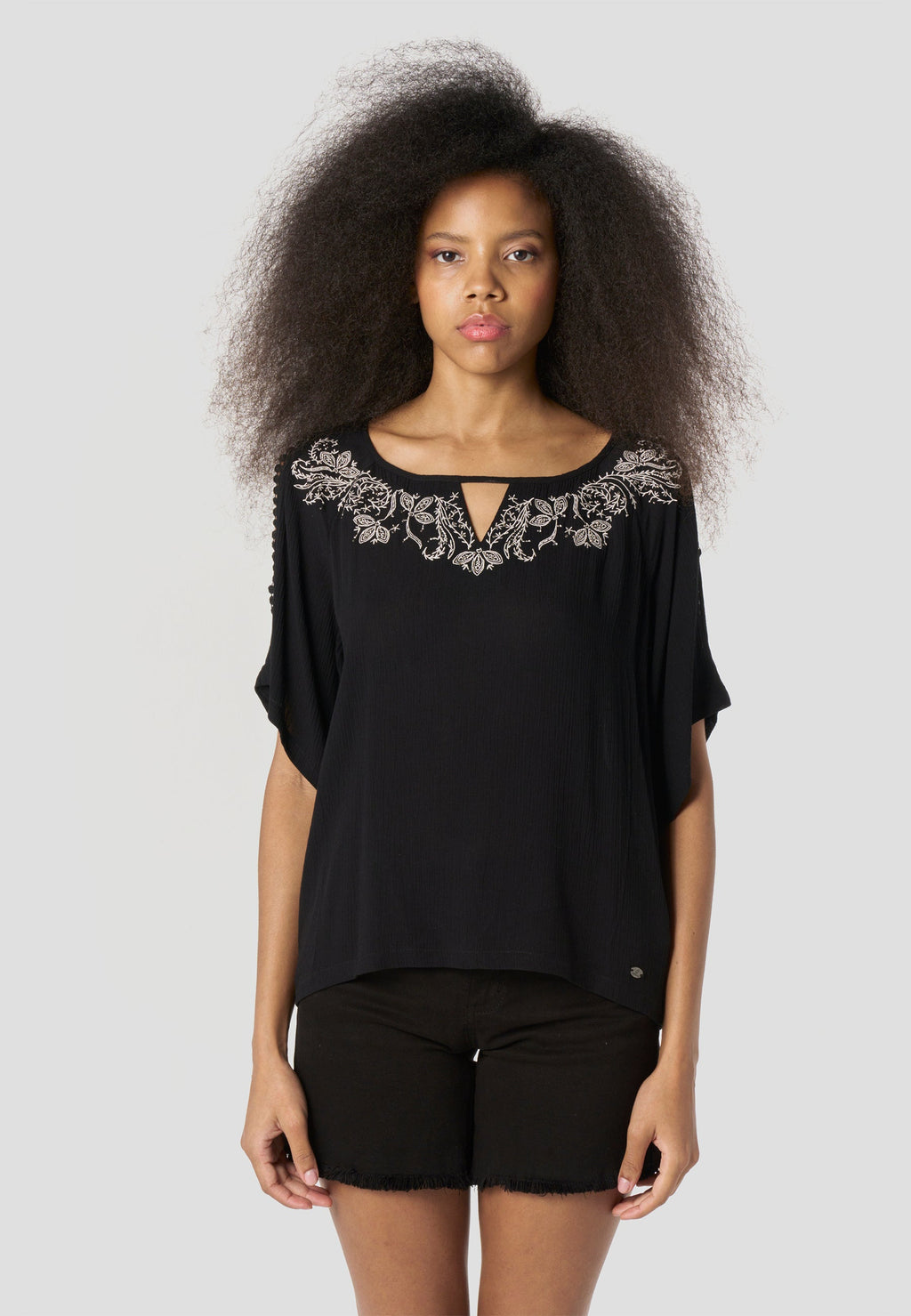 Blusa Mujer Manga Corta Escote con Bordado Floral – Koroshi 2612BL13
