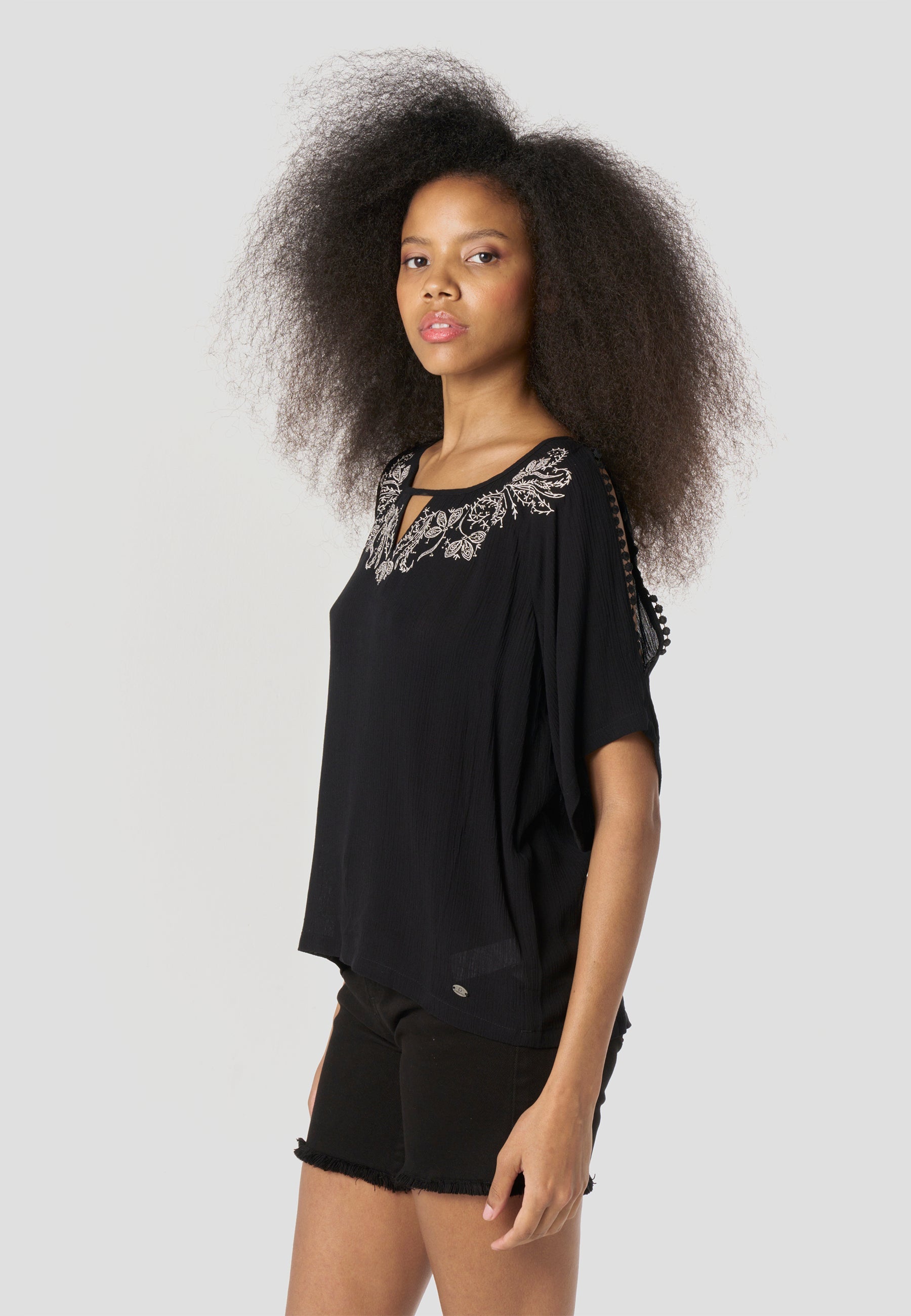 Blusa Mujer Manga Corta Escote con Bordado Floral – Koroshi 2612BL13