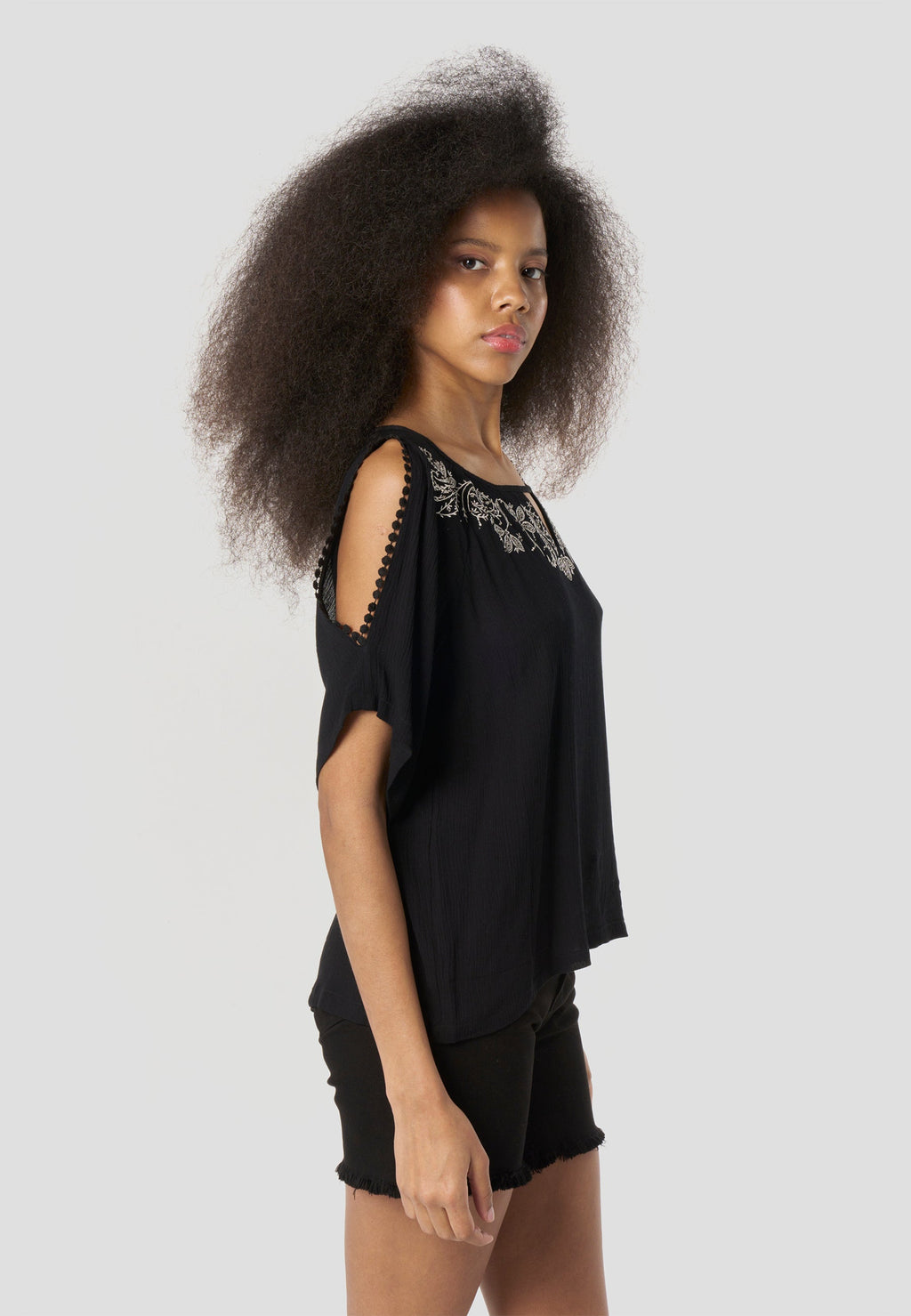 Blusa Mujer Manga Corta Escote con Bordado Floral – Koroshi 2612BL13