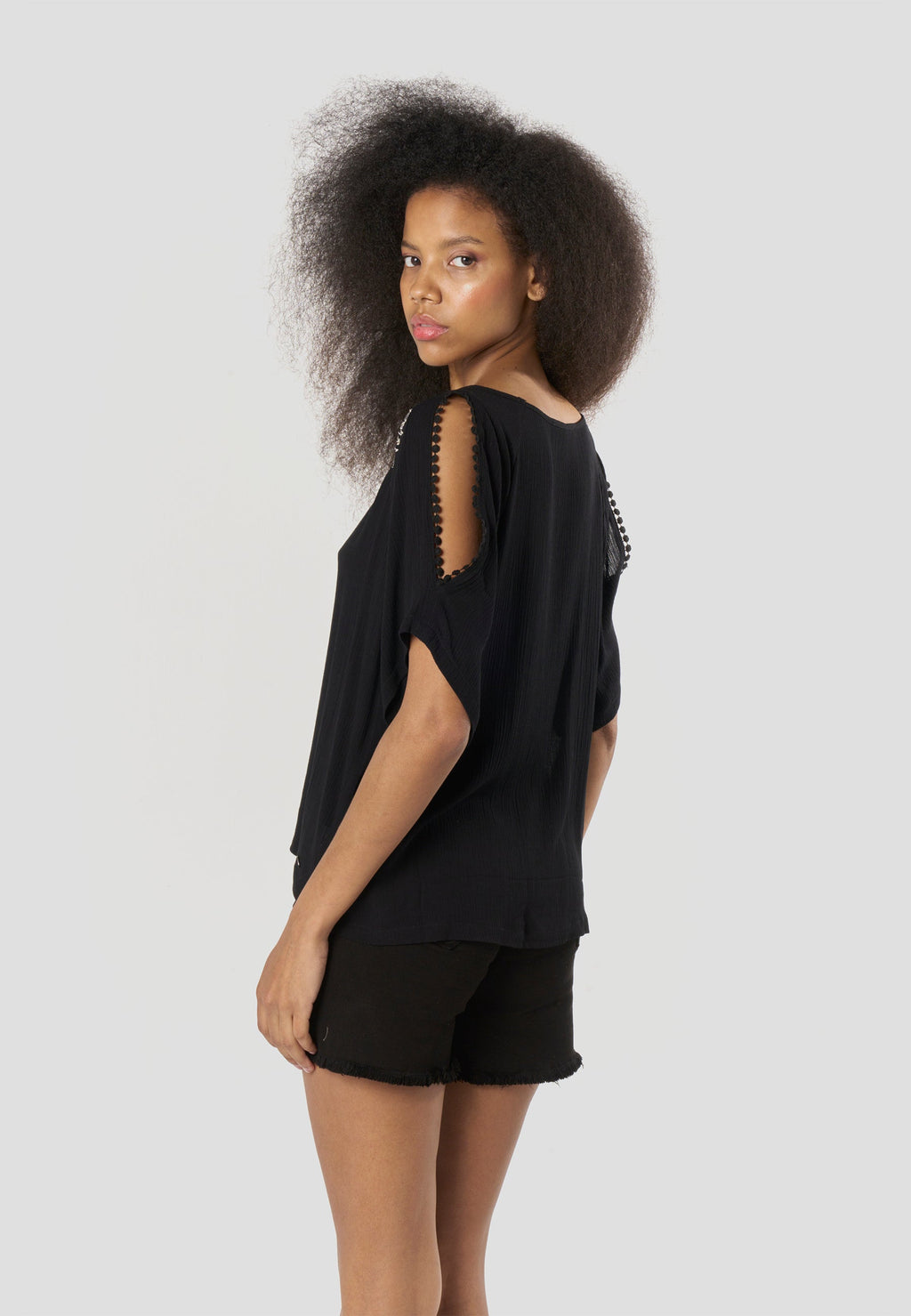 Blusa Mujer Manga Corta Escote con Bordado Floral – Koroshi 2612BL13
