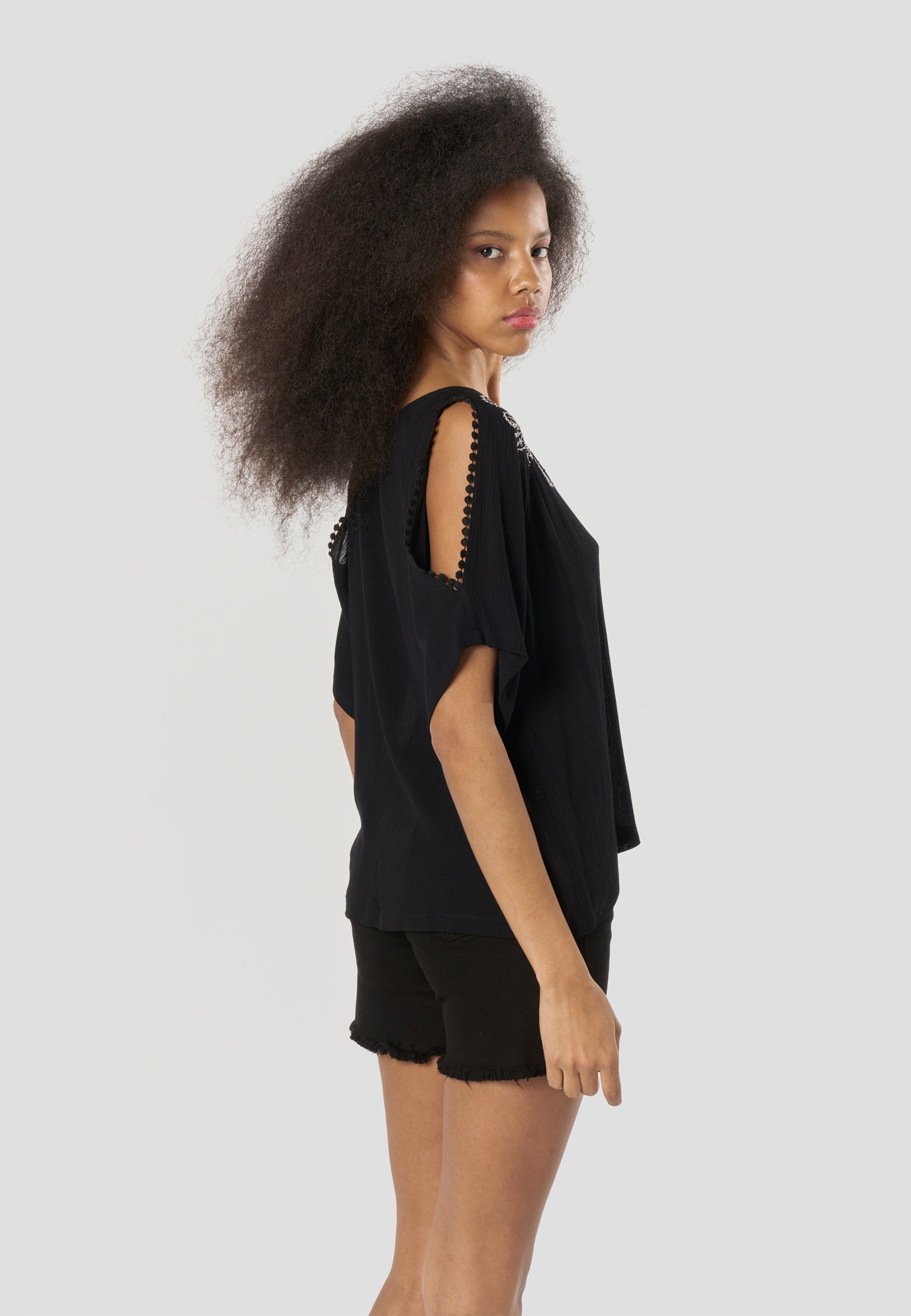 Blusa Mujer Manga Corta Escote con Bordado Floral – Koroshi 2612BL13