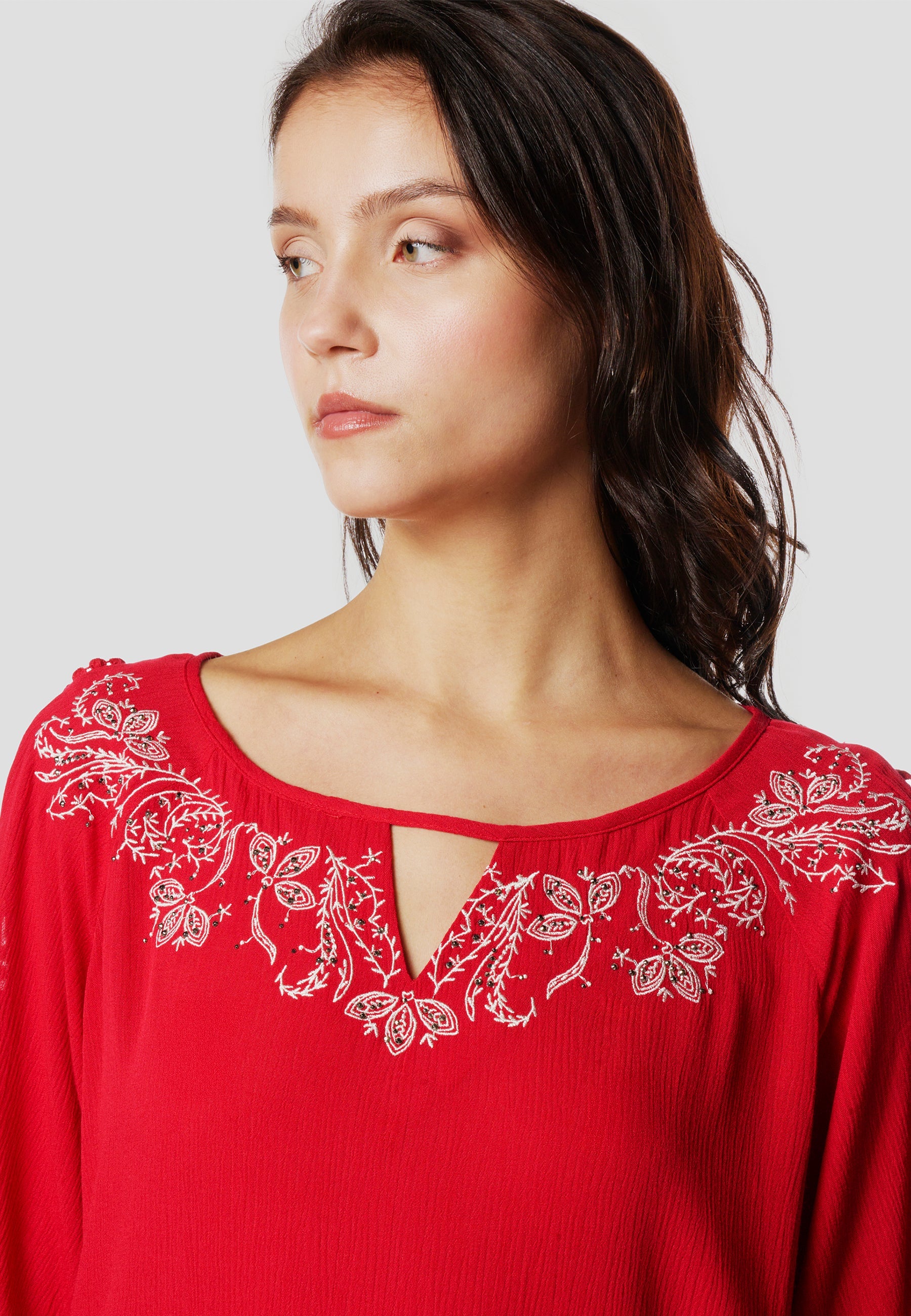 Blusa Mujer Manga Corta Escote con Bordado Floral – Koroshi 2612BL13