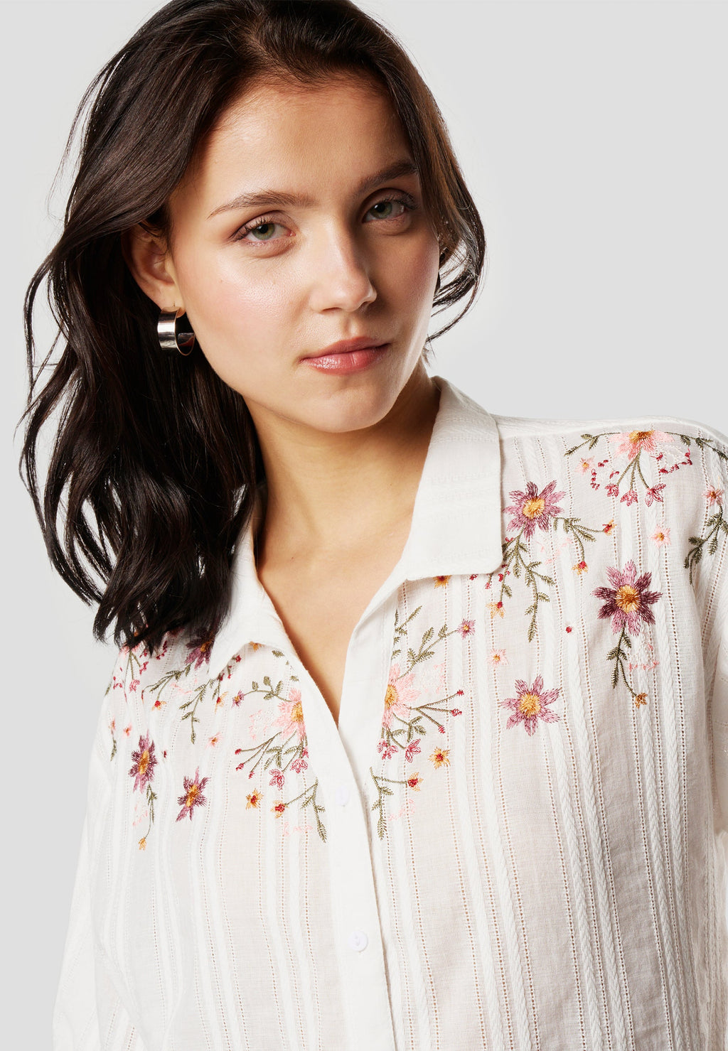 Camisa Mujer Manga Corta Bordado Floral y Rayas Caladas – Koroshi Blanco