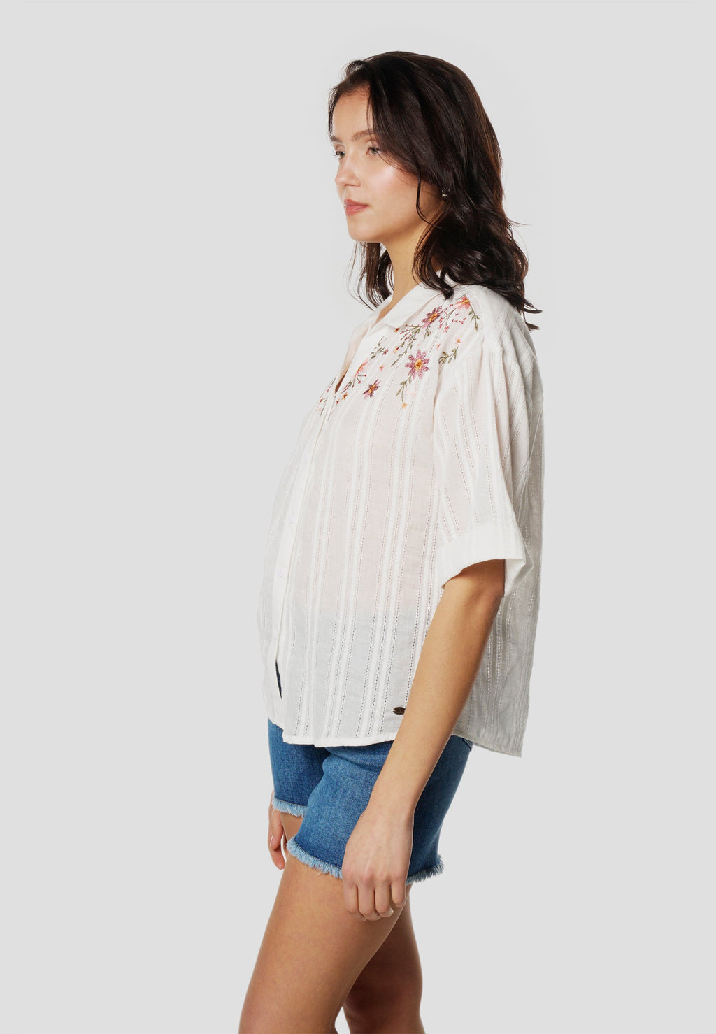 Camisa Mujer Manga Corta Bordado Floral y Rayas Caladas – Koroshi Blanco