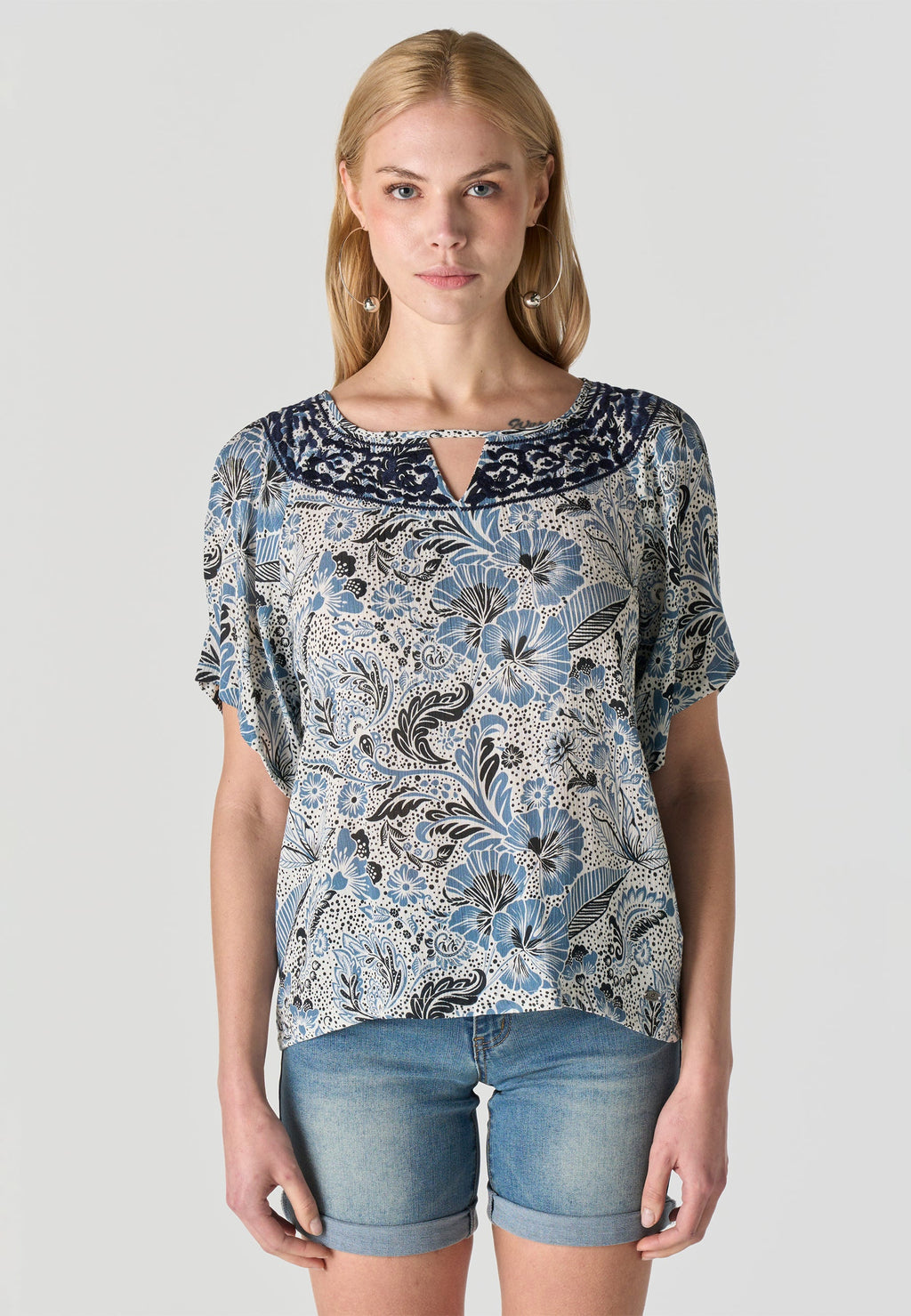 Blusa Mujer Manga Corta Escote Redondo Estampado Floral – Koroshi Azul