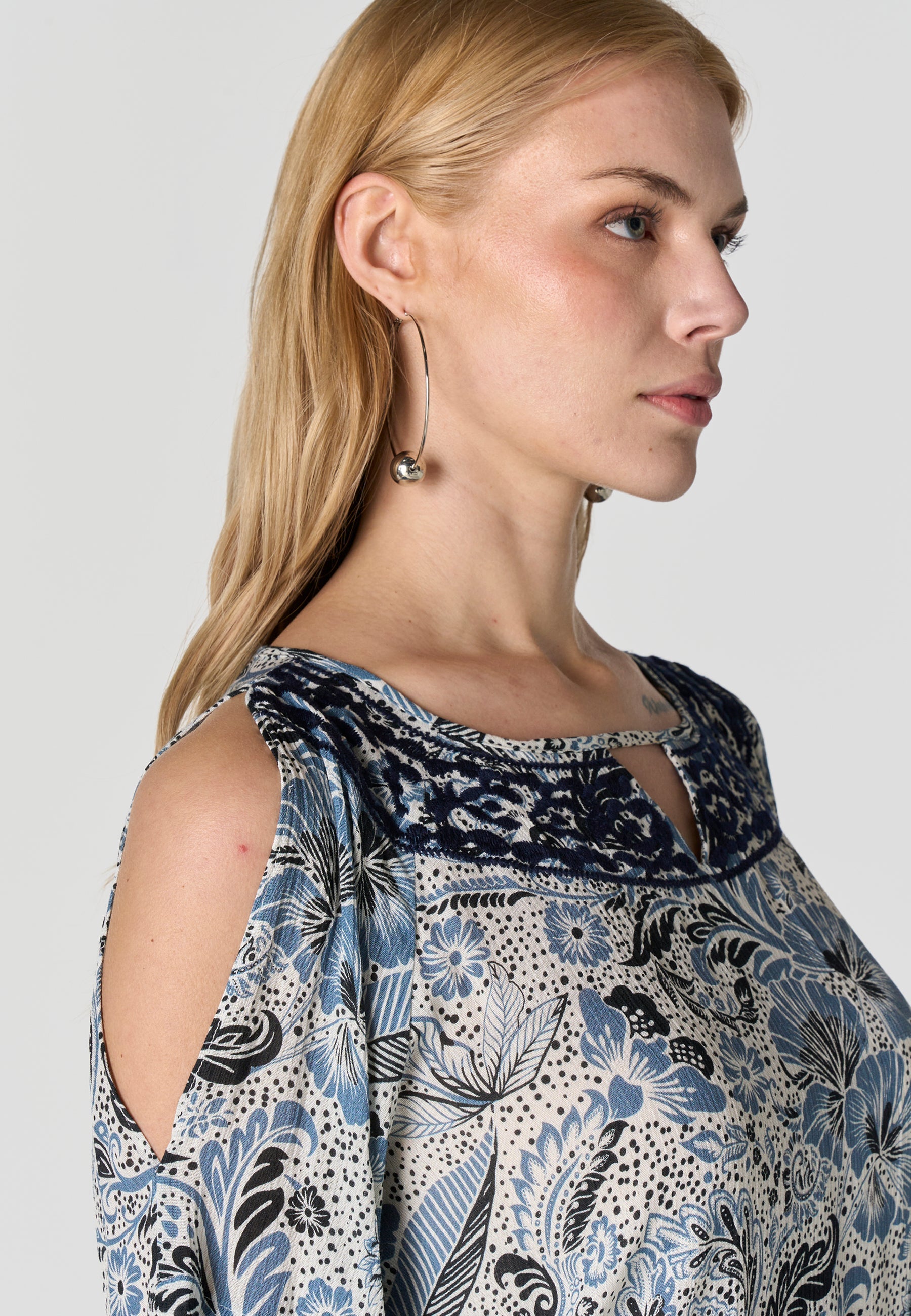 Blusa Mujer Manga Corta Escote Redondo Estampado Floral – Koroshi Azul