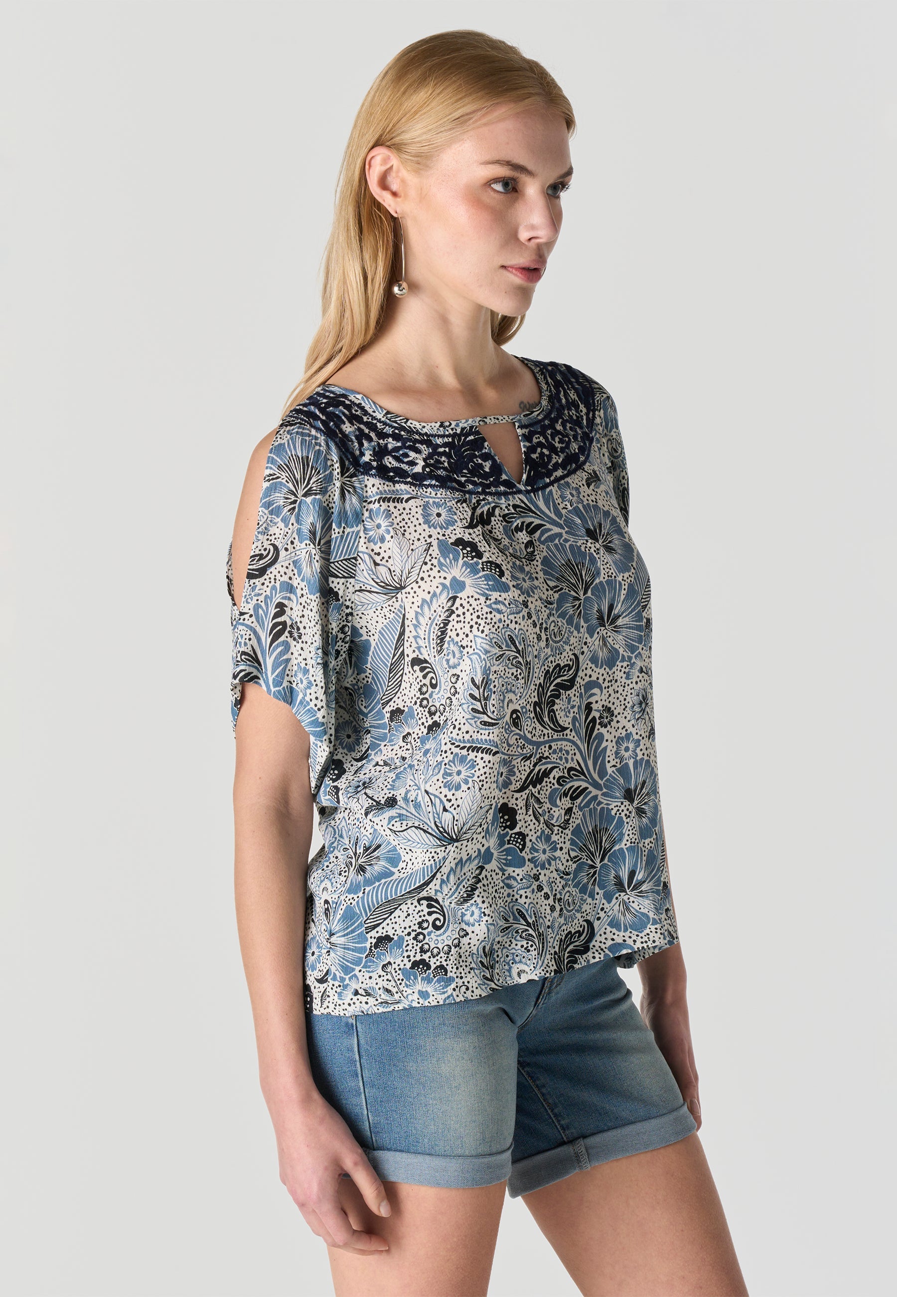 Blusa Mujer Manga Corta Escote Redondo Estampado Floral – Koroshi Azul