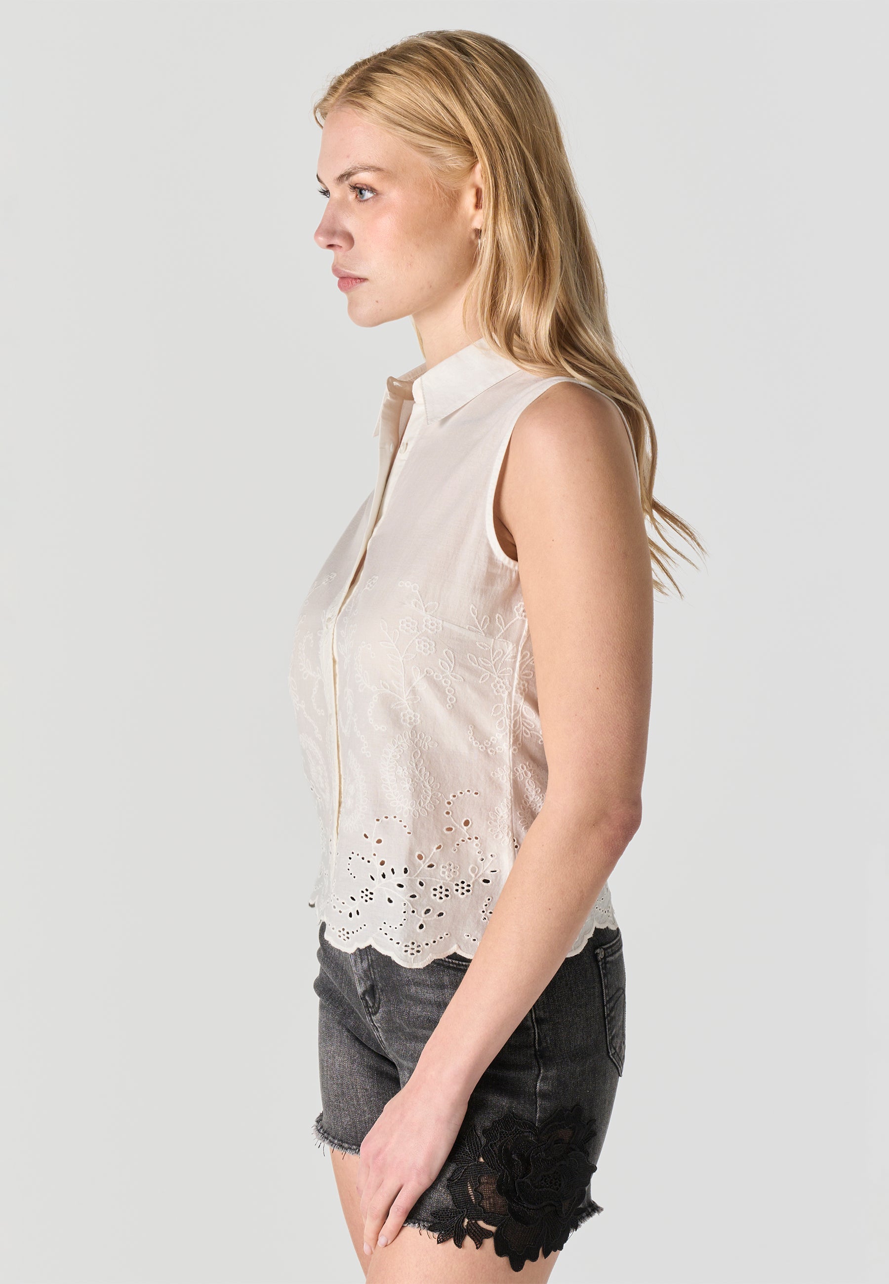 Camisa Mujer Sin Mangas Bordado Inglés Cuello Camisero – Koroshi 2612BL23
