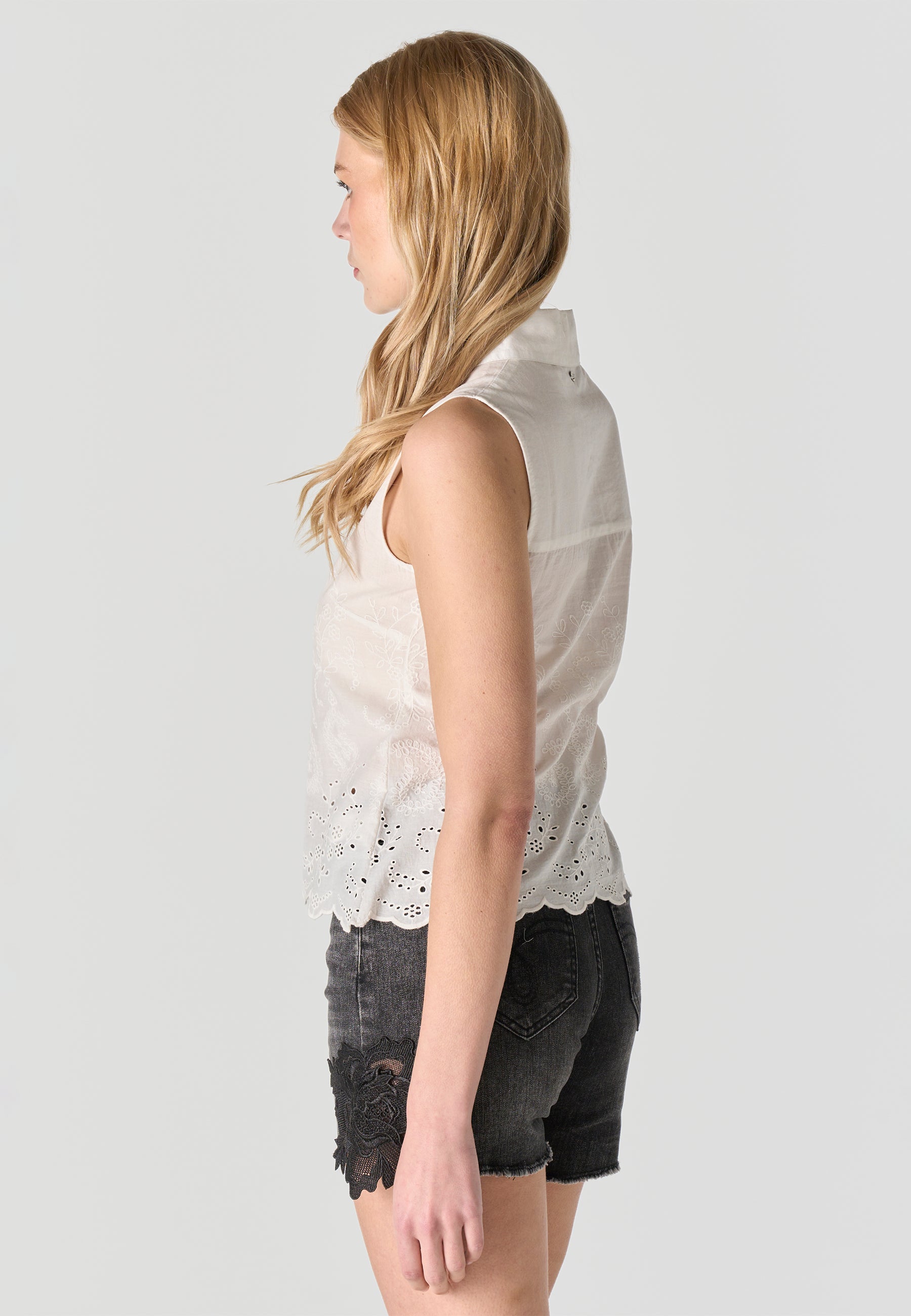 Camisa Mujer Sin Mangas Bordado Inglés Cuello Camisero – Koroshi 2612BL23