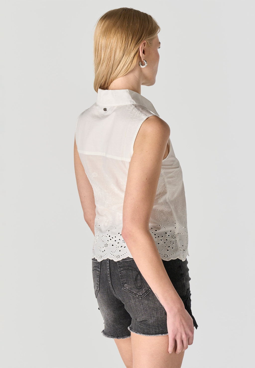 Camisa Mujer Sin Mangas Bordado Inglés Cuello Camisero – Koroshi 2612BL23