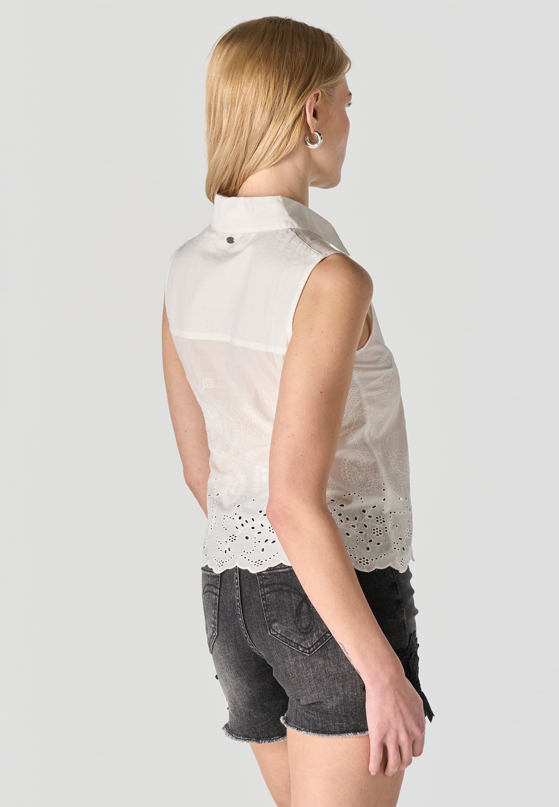 Camisa Mujer Sin Mangas Bordado Inglés Cuello Camisero – Koroshi 2612BL23